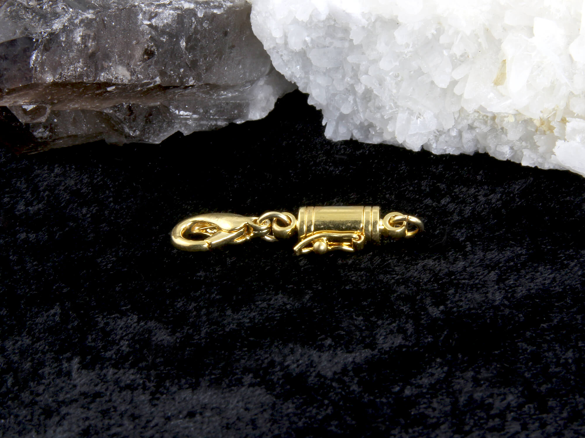 Stylish Gold Magnetic Jewelry Safety Extender - Secure & Adjustable Necklace Clasp for Women - Perfect for Daily Wear, Gifts & Special Occasions