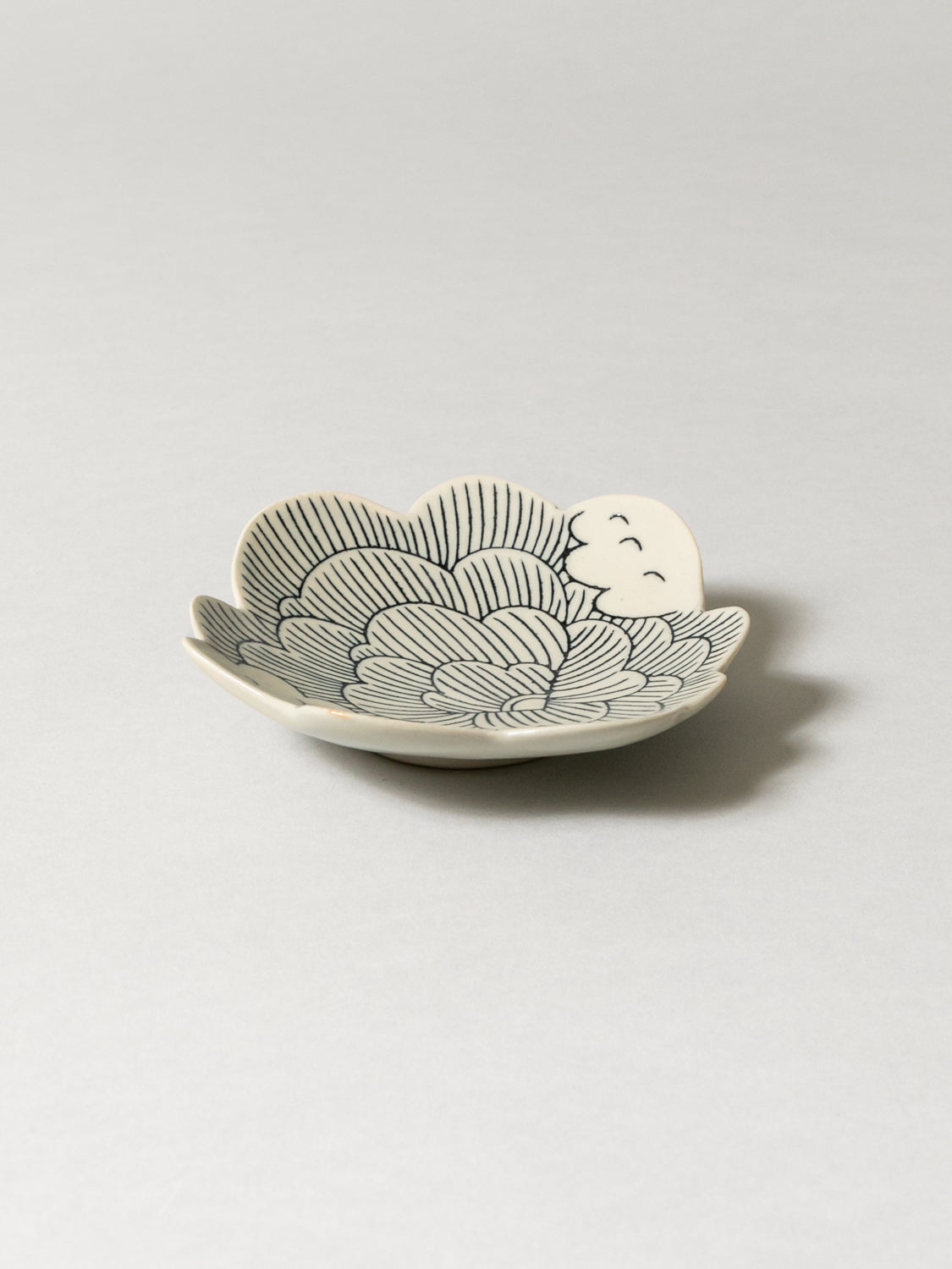 FUGA Wind Flower Plate - Elegant White Ceramic Dinner Plate for Home & Restaurant Use - Perfect for Dining, Serving, and Special Occasions