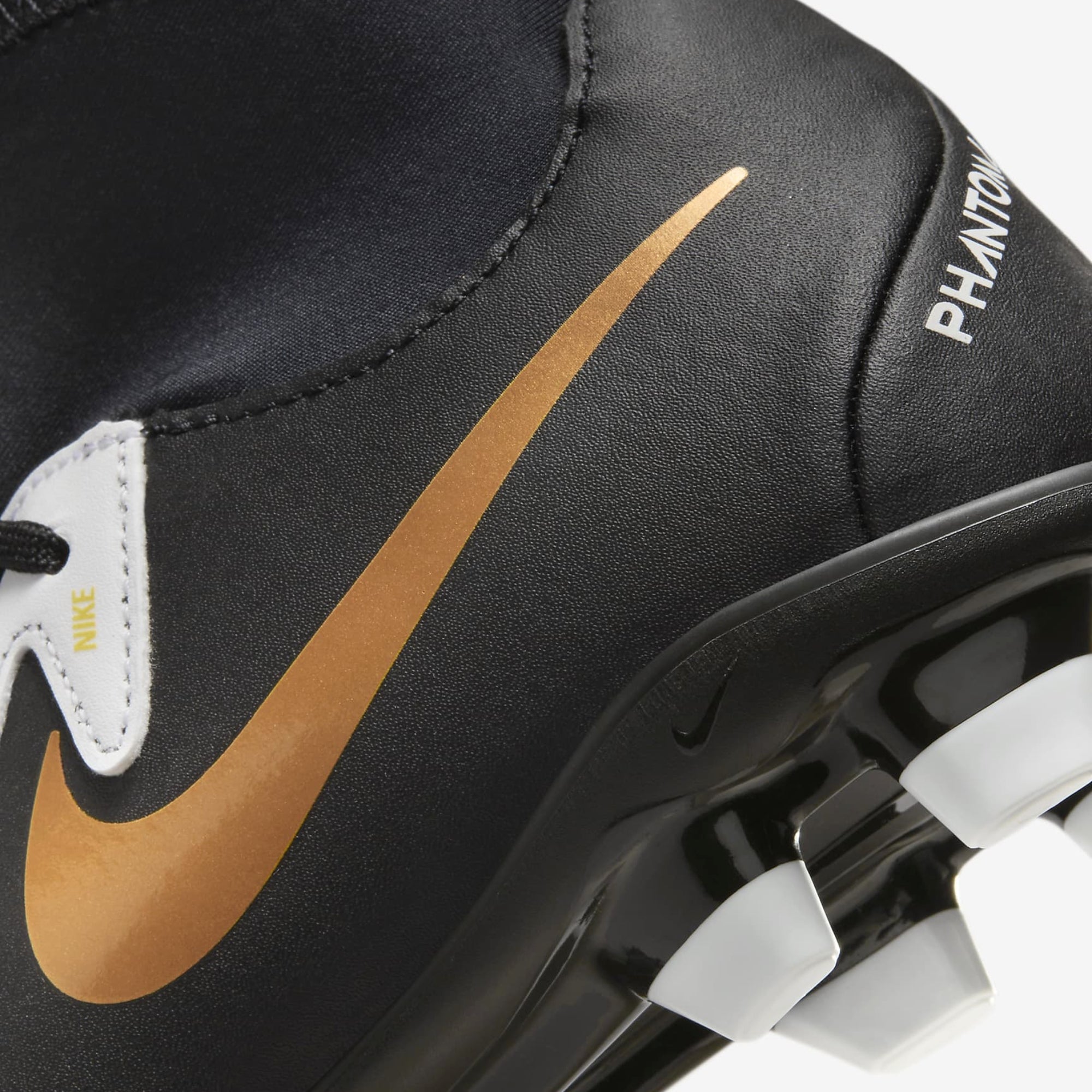 Nike Jr. Phantom Luna 2 Club Soccer Cleats - Youth Football Shoes for Boys & Girls - Lightweight & Comfortable for Training & Matches - Perfect for Turf & Grass Fields