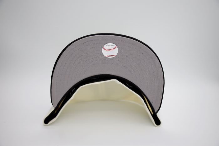 Houston Astros WS05 59Fifty Fitted Cap by New Era - Chrome & Black Baseball Hat for Men - Perfect for MLB Games, Sports Events & Streetwear Fashion