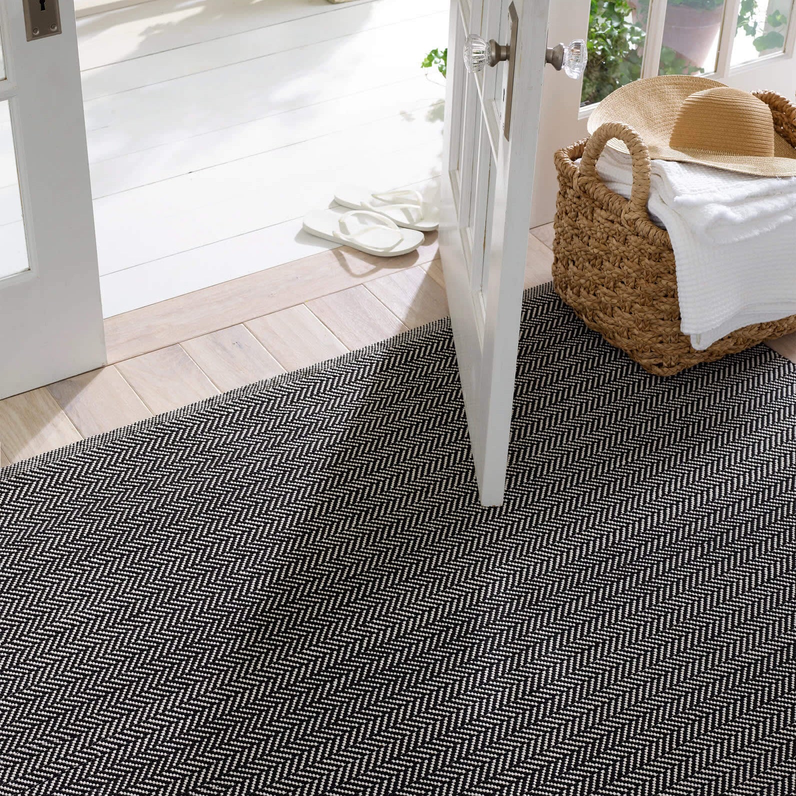 Dash & Albert Herringbone Black/Ivory Indoor/Outdoor Rug - Stylish & Durable Area Rug for Living Room, Patio, Bedroom Decor