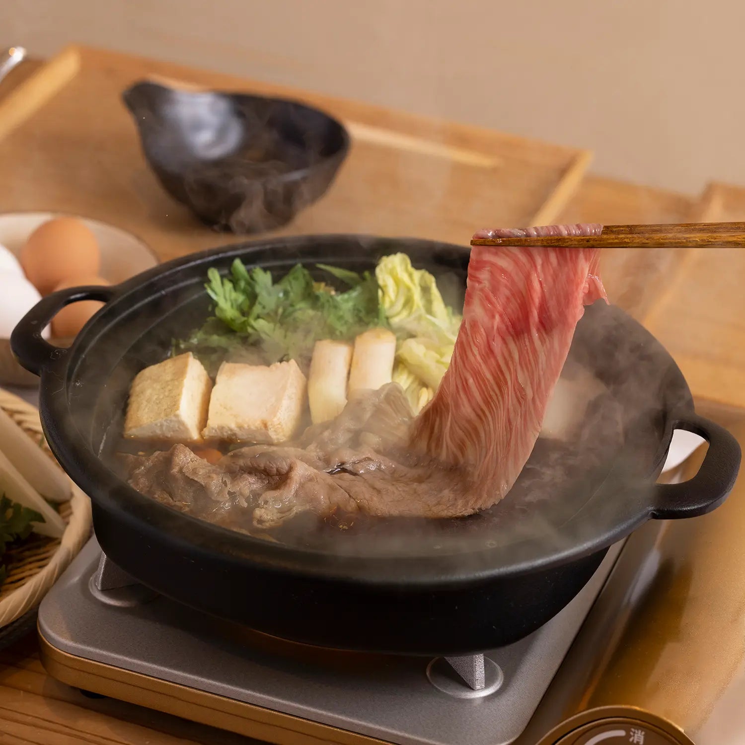 Premium Iwachu Nambu Cast Iron Sukiyaki & Gyoza Pan with Wooden Lid - Authentic Japanese Cookware for Hot Pot, Dumplings & Tabletop Cooking - Perfect for Home Dining & Entertaining