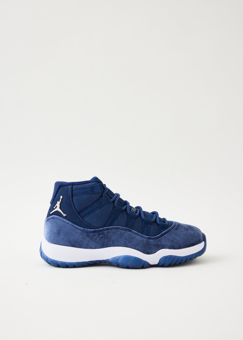 Air Jordan 11 Retro Sneakers for Men - High-Top Basketball Shoes with Carbon Fiber Shank - Perfect for NBA Games, Streetwear Fashion & Casual Wear