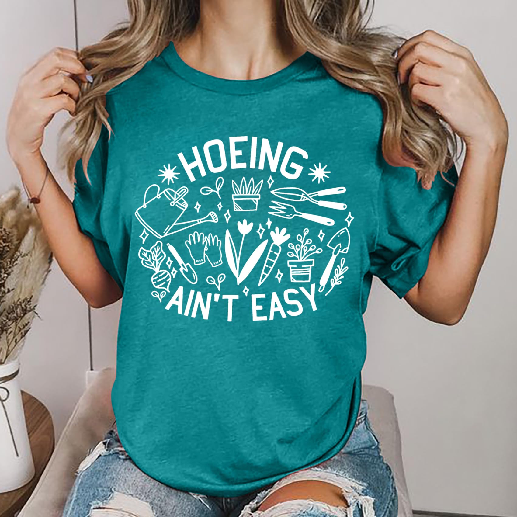 Women's Gardening T-Shirt - 'Hoeing Ain't Easy' Funny Plant Lover Tee, Floral Print Casual Top - Perfect Gift for Gardeners, Outdoor Work & Nature Enthusiasts