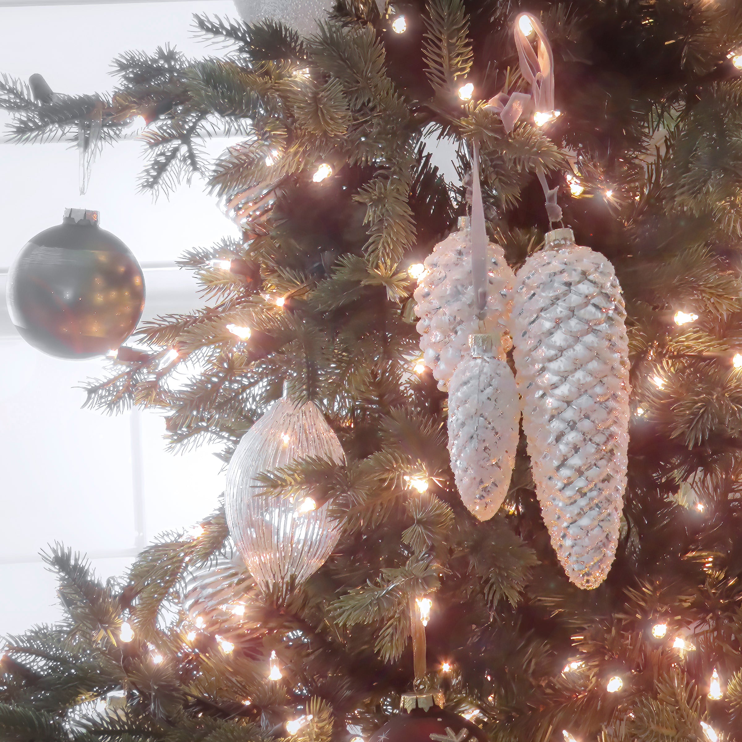 HGTV Home Collection 2-Piece Pinecone Cluster Ornaments - Rustic Christmas Tree Decor for Holiday Home & Festive Party Decorations