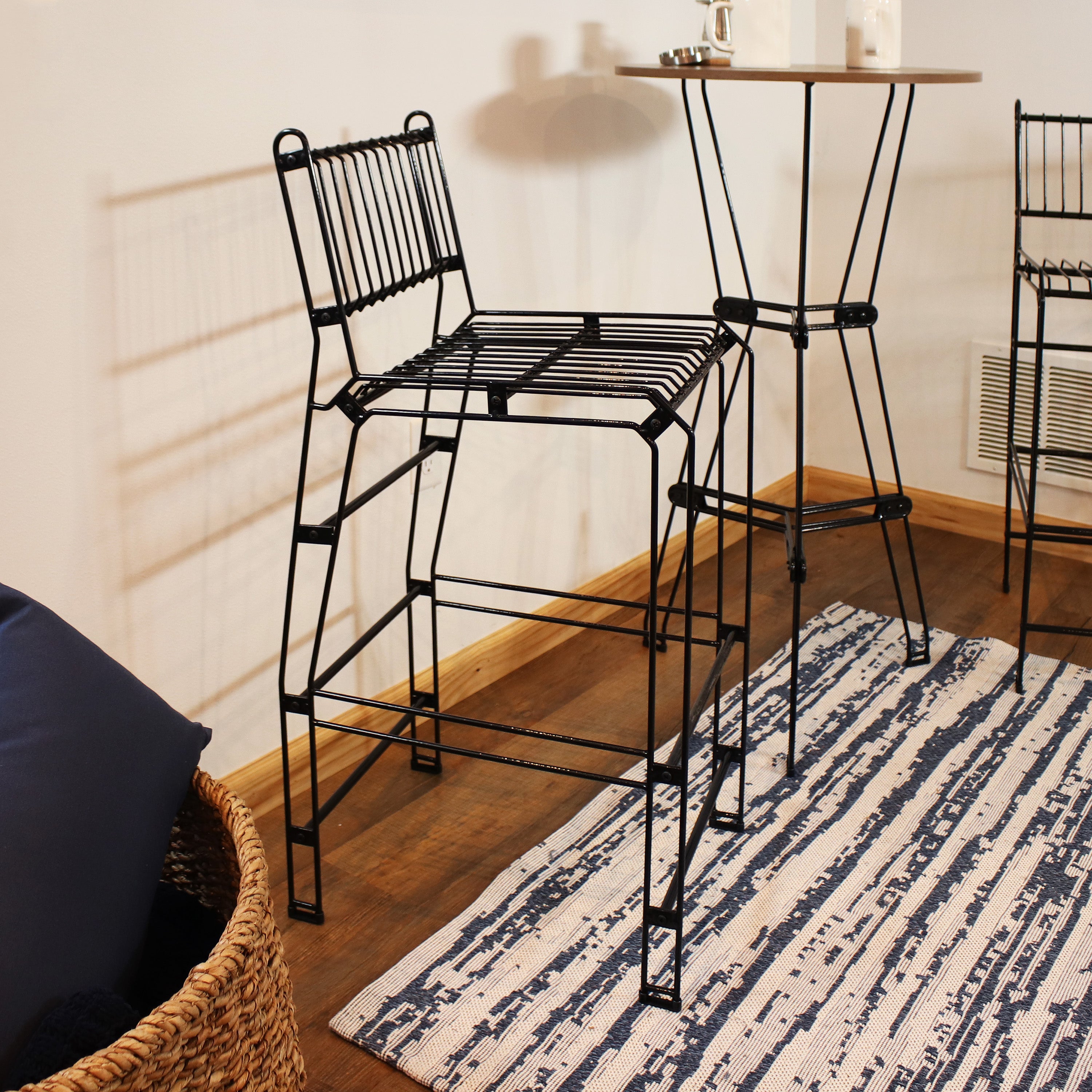 Modern Black Metal Wire Bar Stool for Outdoor & Indoor Use - Patio, Poolside, Garden, or Kitchen Counter Height Seating
