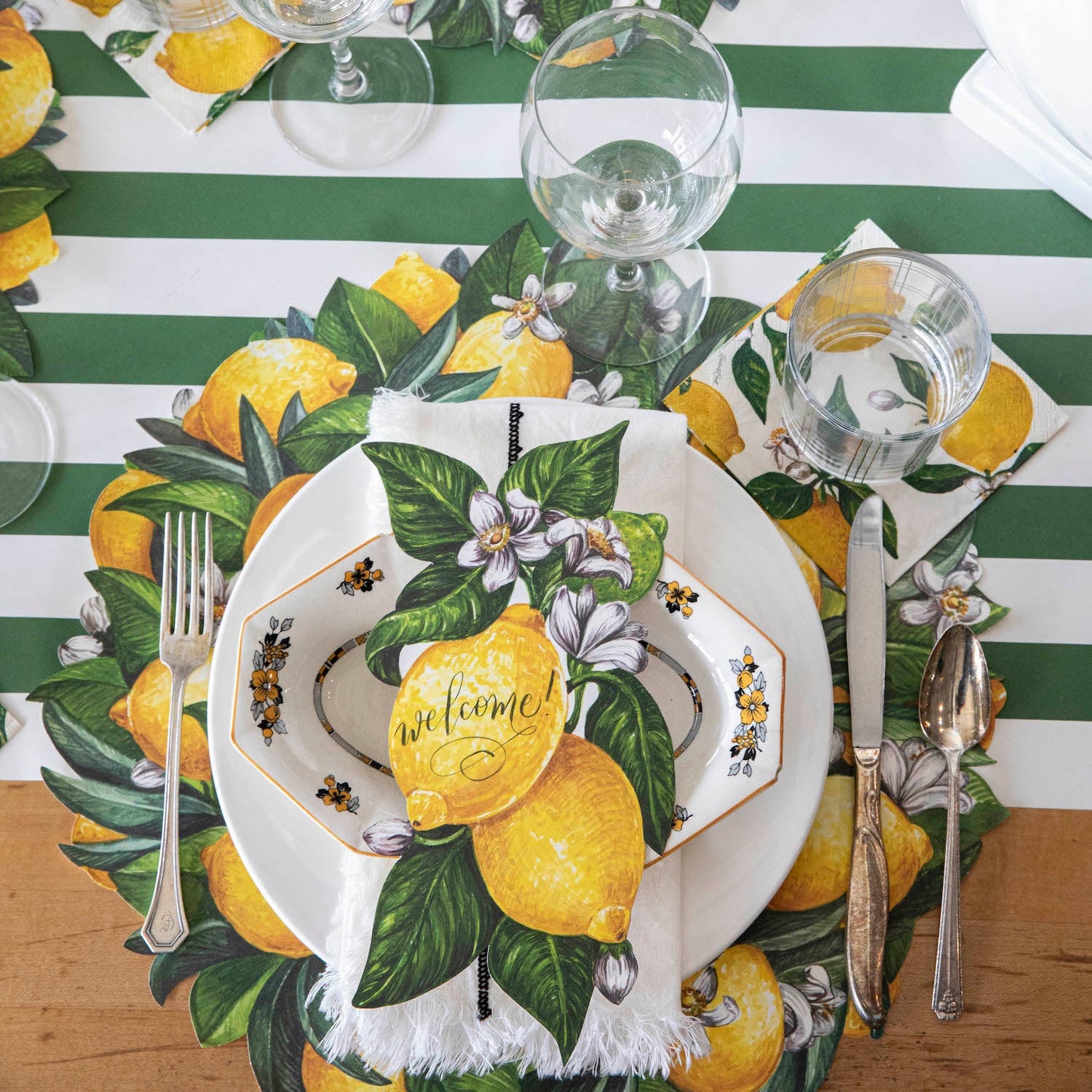 Lemon Wreath Placemats for Dining Table - Round Die-Cut Vinyl Table Mats for Kitchen, Party, and Home Decor - Set of 4 Waterproof Place Mats for Everyday Use and Special Occasions