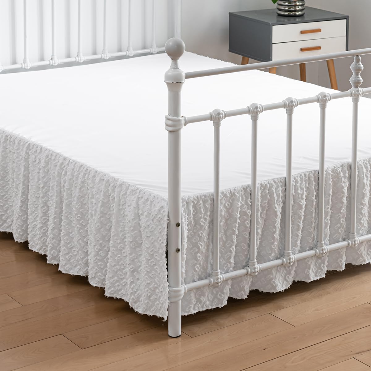 Boho Queen Size Bed Skirt - 14 Inch Drop Tufted Ruffled Bed Skirt with Split Corners | White Bed Skirt for Queen Beds | Perfect for Boho Chic, Farmhouse & Modern Bedroom Decor