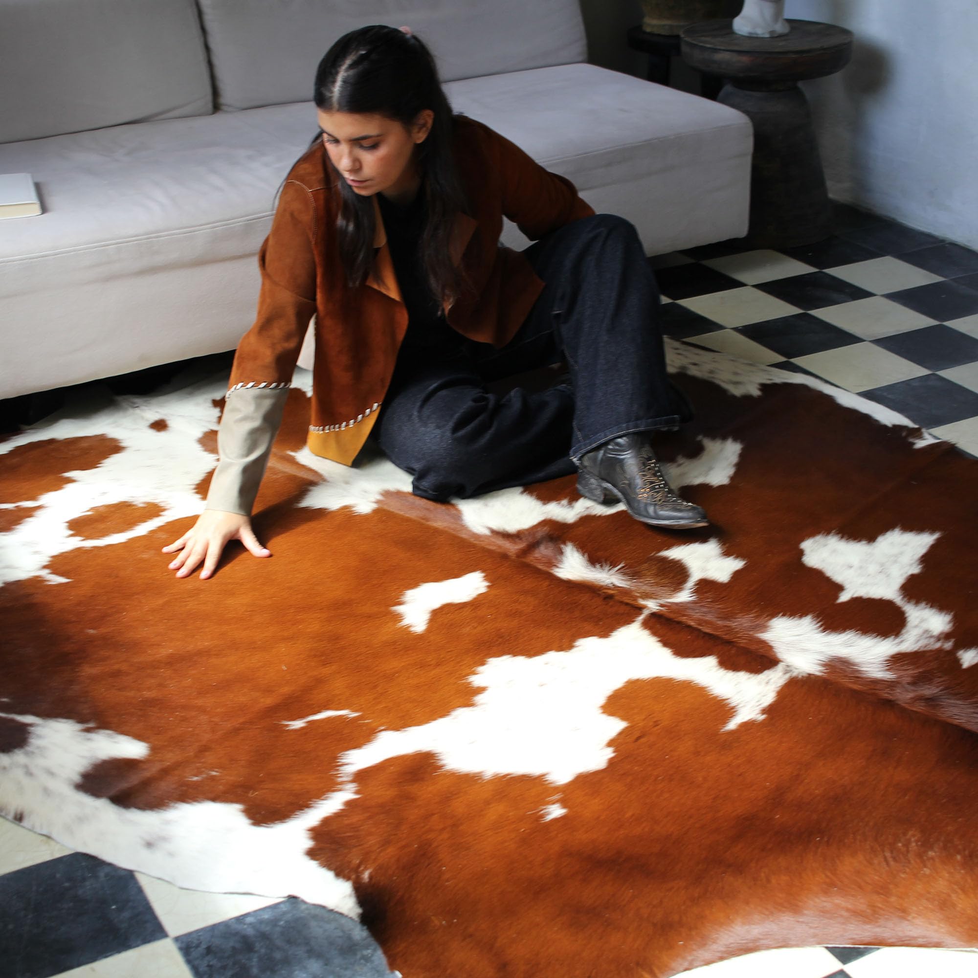 Authentic Brown & White Cowhide Rug - Genuine Natural Leather Hide Rugs for Living Room, Bedroom & Rustic Home Decor - Soft Durable Cow Skin Rug for Floor, Wall Decor & Cozy Interior Design