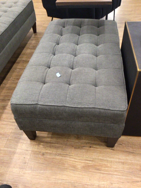 Havertys Grey Fabric Tufted Ottoman - Vintage Distressed Look | Footrest, Coffee Table, or Extra Seating for Living Room & Bedroom
