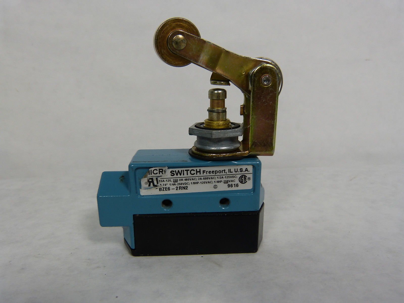 Microswitch BZE6-2RN2 Top Roller Arm Limit Switch 20 Ozf 600V - Heavy Duty Industrial Safety Switch for Machinery & Automation Equipment