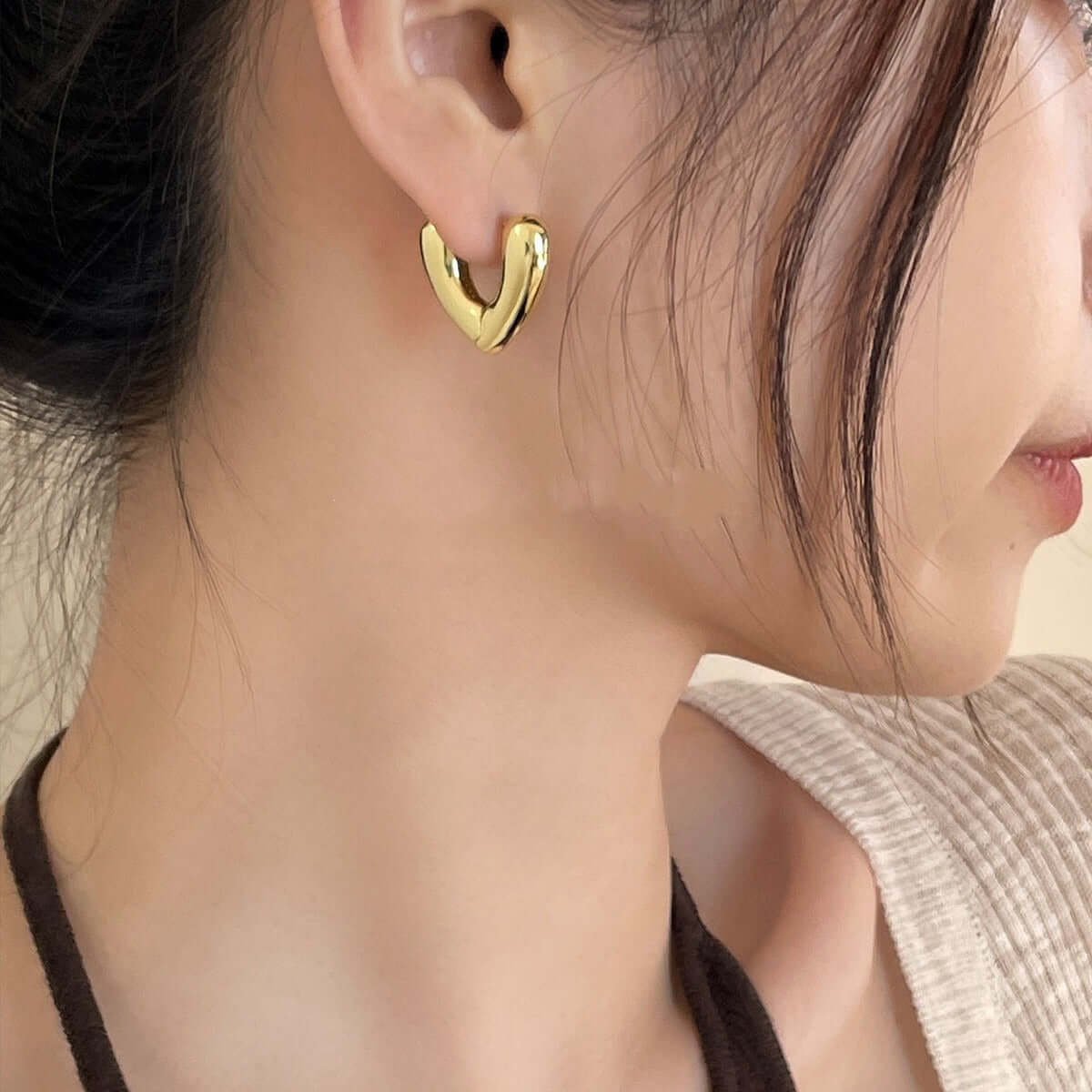 TE6472 Simple Metallic Trillion Huggie Hoop Earrings - Minimalist Everyday Jewelry for Women, Perfect for Work, Date Night & Casual Outfits