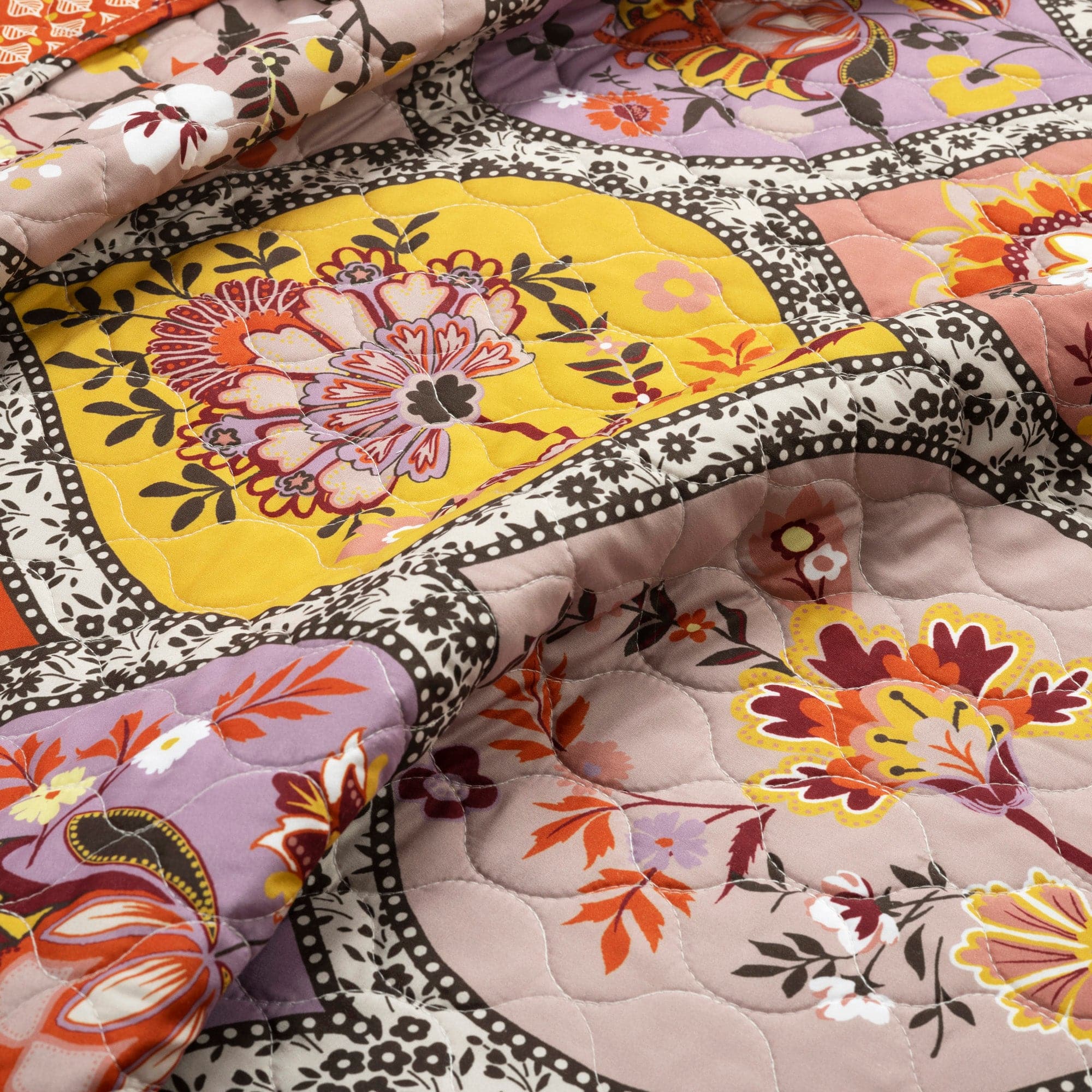 Bohemian Flower Cotton Quilt 3-Piece Bedding Set | Soft & Breathable Comforter, Pillow Shams & Bed Skirt | Perfect for Boho Chic Bedroom Decor & Guest Room Styling