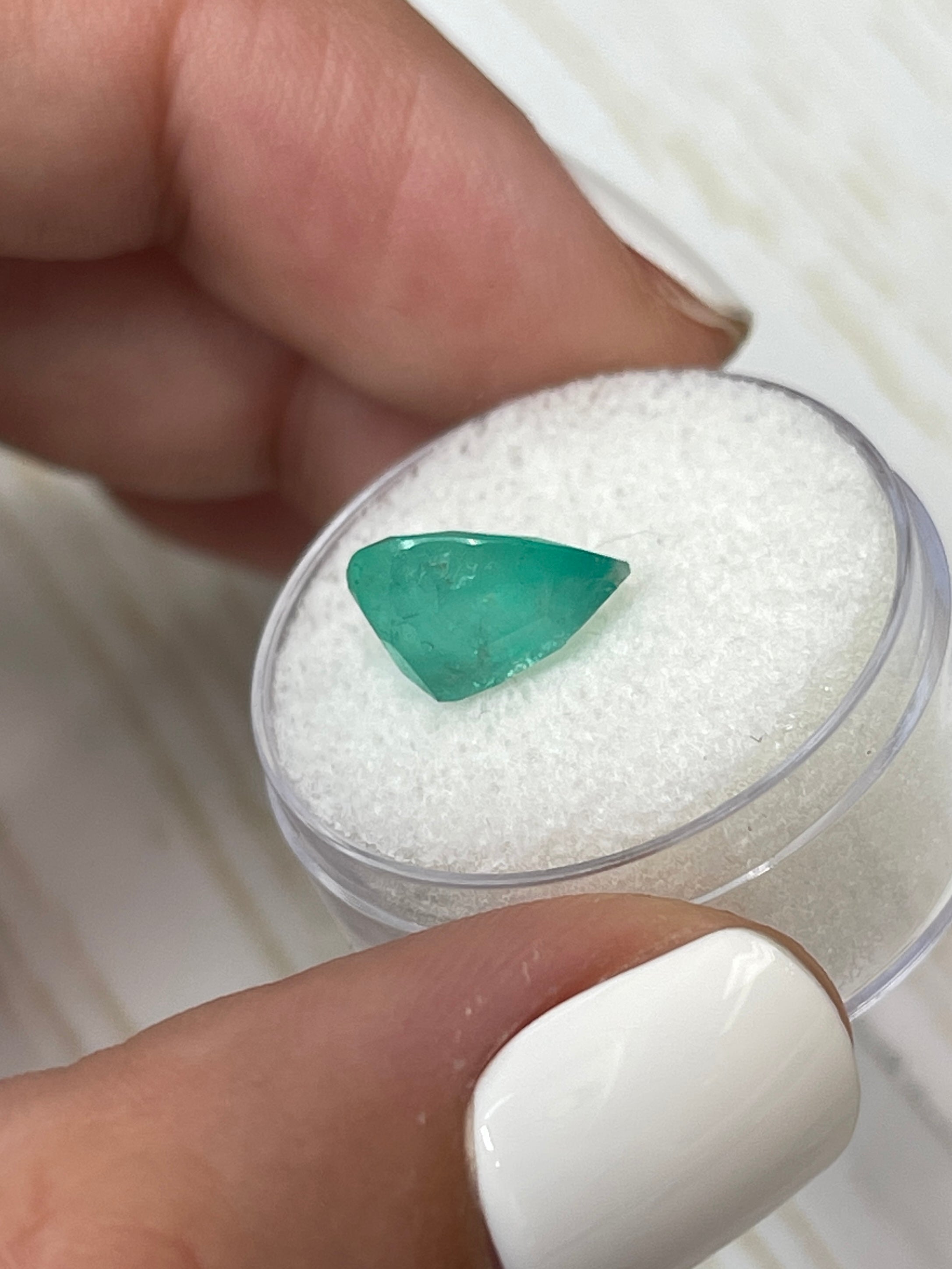3.0 Carat Natural Colombian Emerald Pear Cut Loose Gemstone - Bluish Green Chunky Stone for Jewelry Making, Engagement Rings & Luxury Gifts