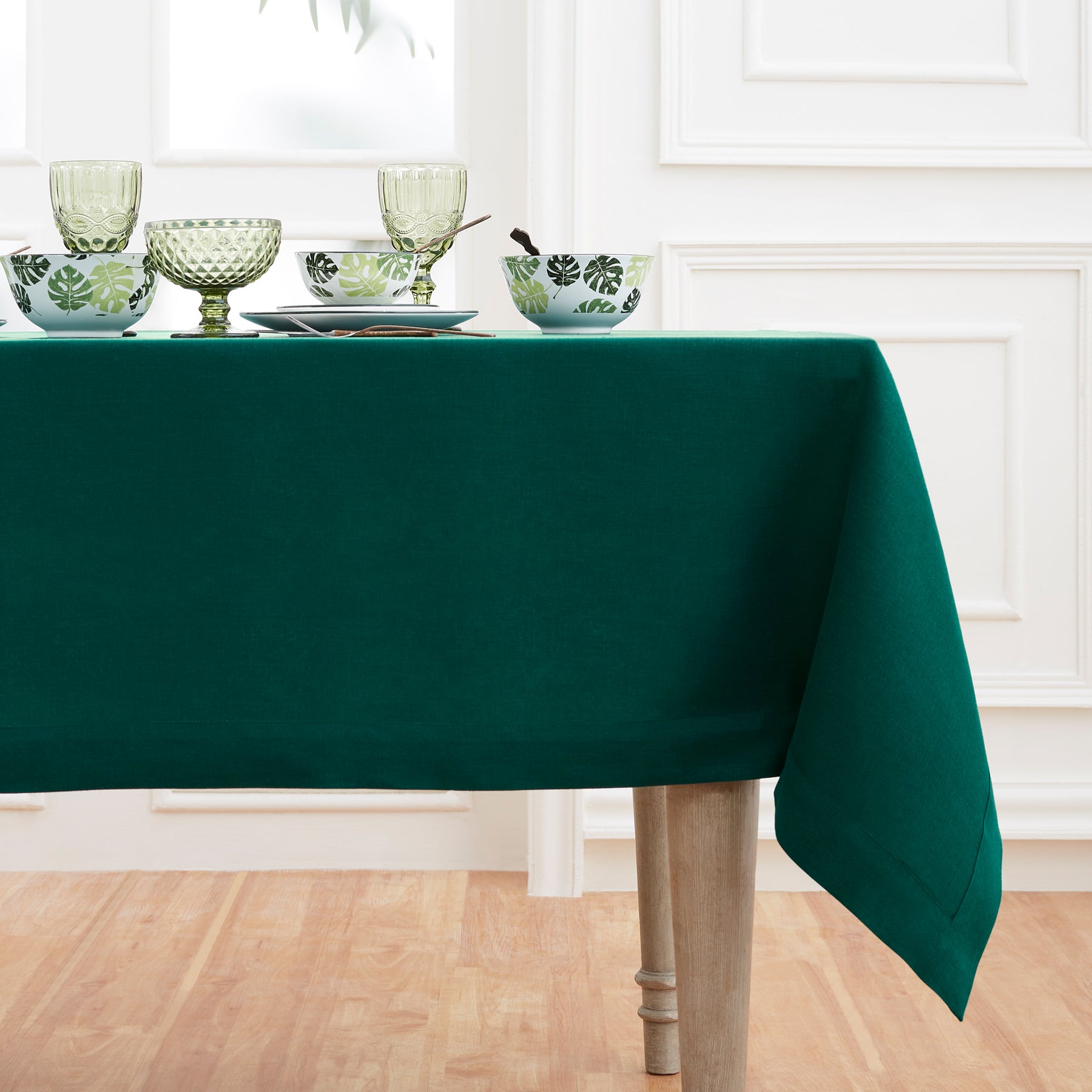 Premium Fete Tablecloth for Parties & Events - Waterproof & Wrinkle-Resistant - Perfect for Weddings, Birthdays & Outdoor Gatherings