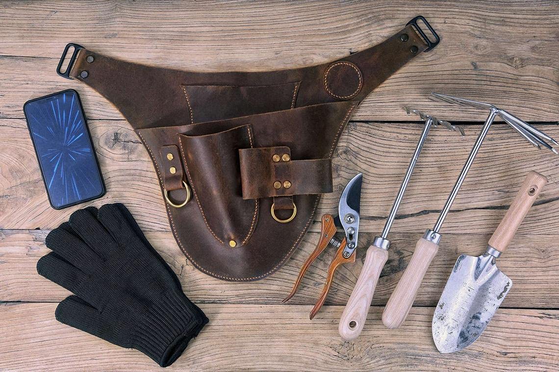 Personalized Distressed Leather Garden Tool Belt with Pockets - Farm Floral Gardening Apron for Planting, Weeding & Harvesting - Perfect for Gardeners, Farmers & Outdoor Enthusiasts