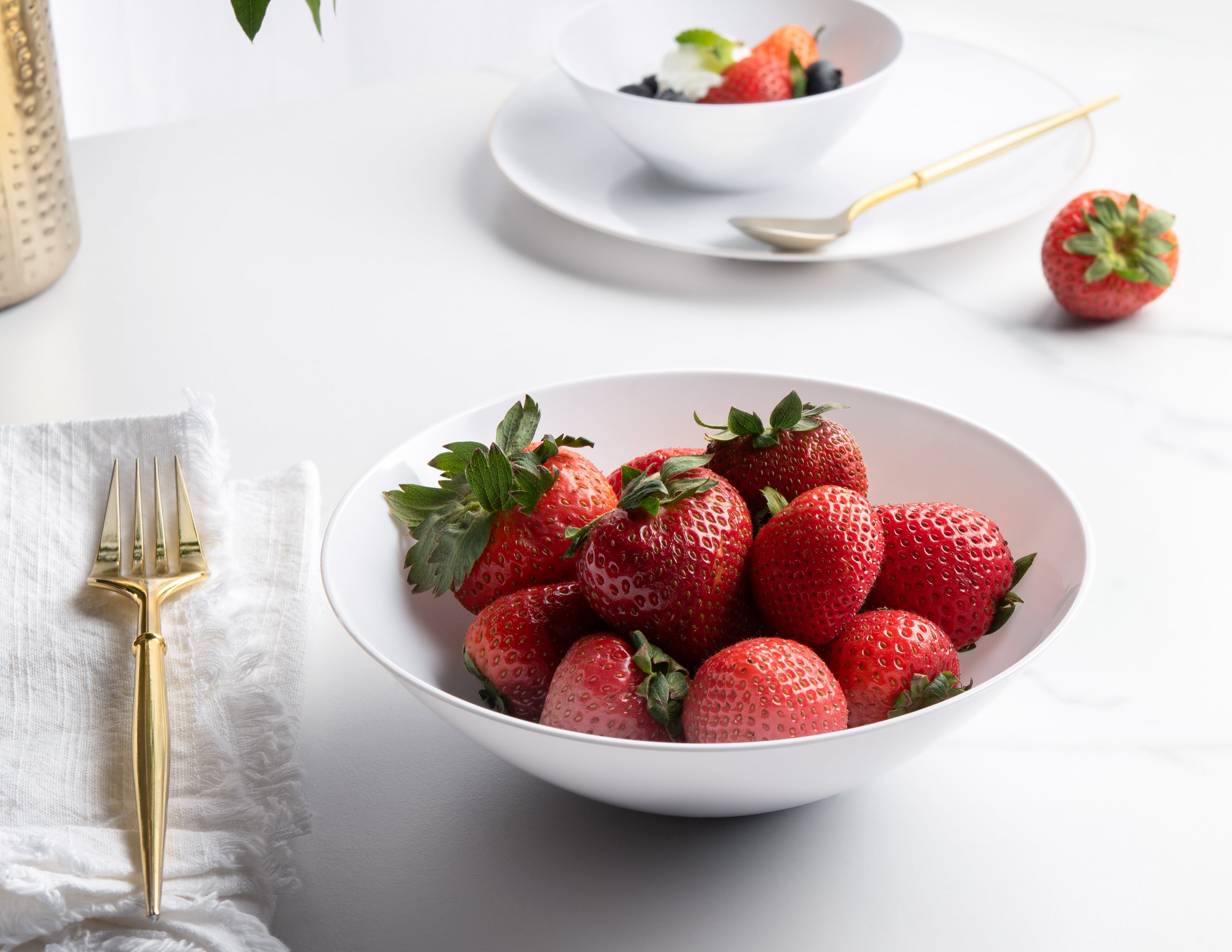 Eco-Friendly White Round Plastic Plates - 50 Pack, BPA-Free & Compostable Disposable Dinner Plates for Parties, Picnics, BBQs & Everyday Use
