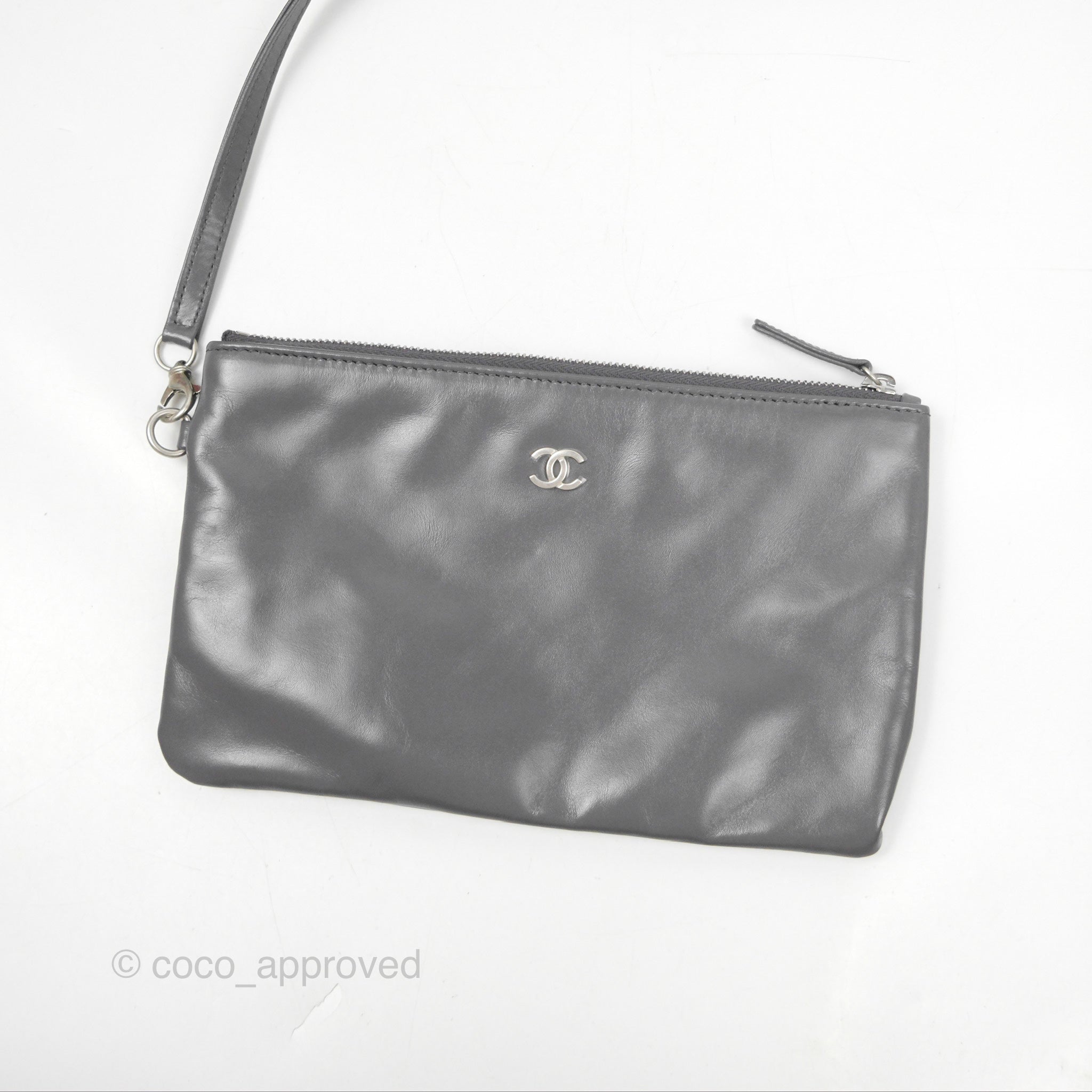 Chanel 22 Medium Handbag in Grey Shiny Aged Calfskin with Matte Silver Hardware - Luxury Shoulder Bag for Women, Perfect for Work, Travel & Evening Events