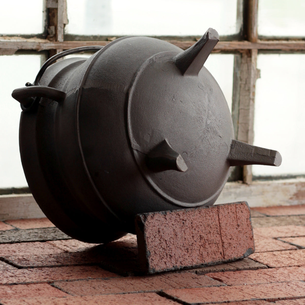 5 Quart Cast Iron Pot with Lid - Heavy Duty Dutch Oven for Cooking, Baking & Braising - Perfect for Soups, Stews & Bread Making in Kitchen & Outdoor Camping
