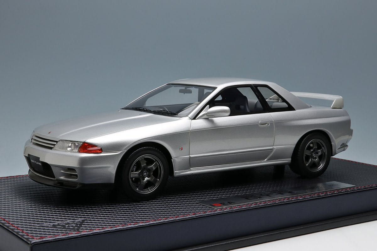 Nissan Skyline GT-R R32 BNR32 Diecast Model Car - 1:18 Scale Spark Silver Metallic with Acrylic Display Case - Perfect for Car Collectors & Anime Fans (Initial D Inspired)