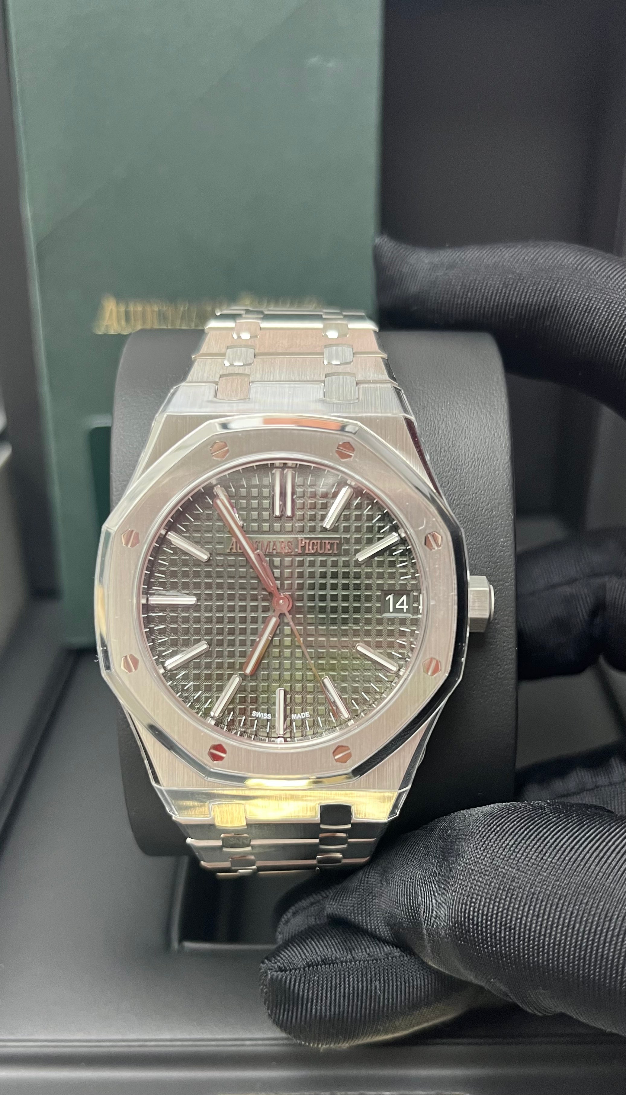 Audemars Piguet Royal Oak 41mm Selfwinding Stainless Steel Watch with Green Dial 15510ST.OO.1320ST.09 - Luxury Timepiece for Men, Perfect for Business Meetings & Formal Events