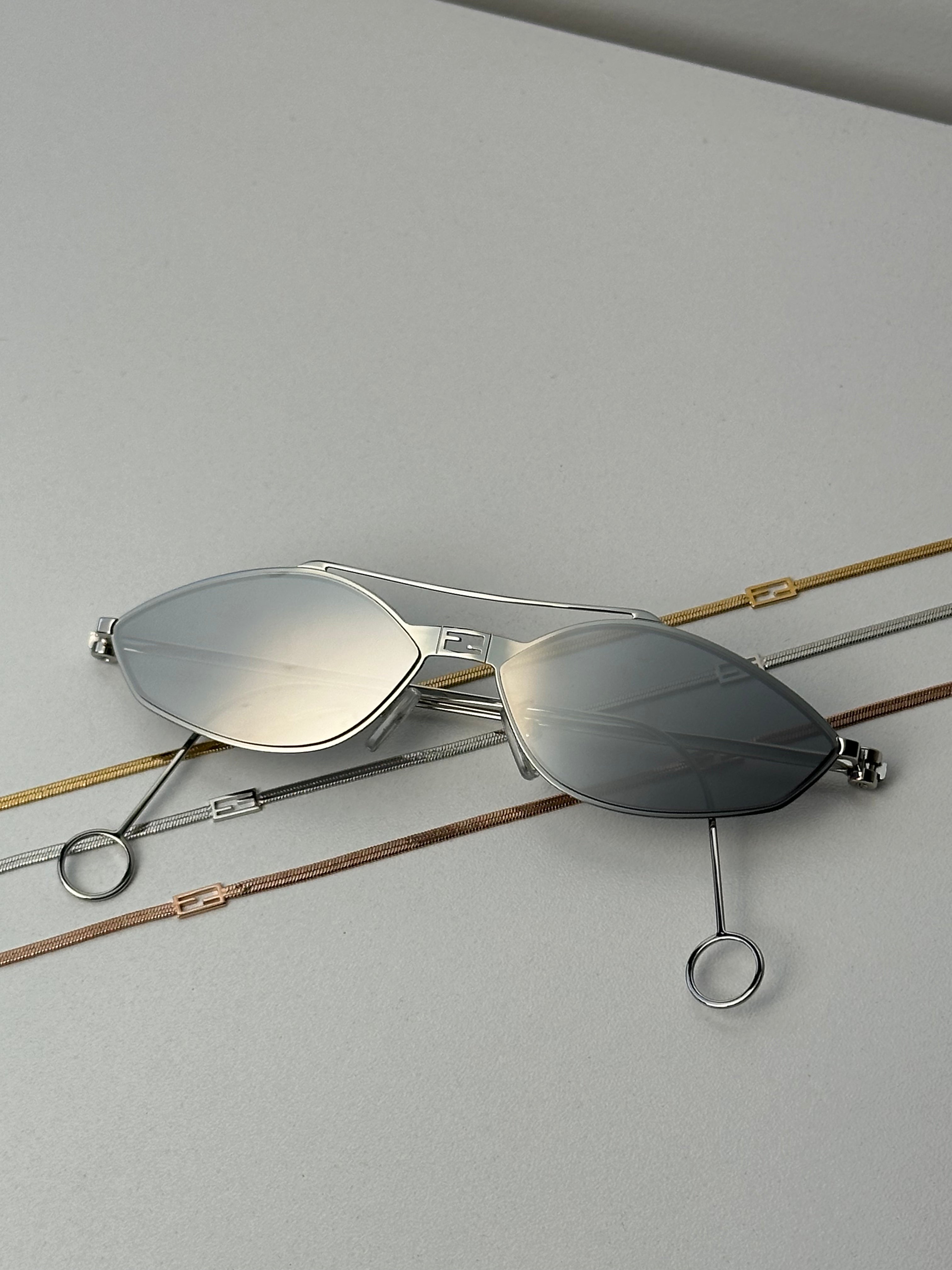 Fendi Baguette FE40114U Y Silver Chain Mirror Sunglasses for Women - Trendy Designer Shades for Summer, Beach & Fashion Outfits