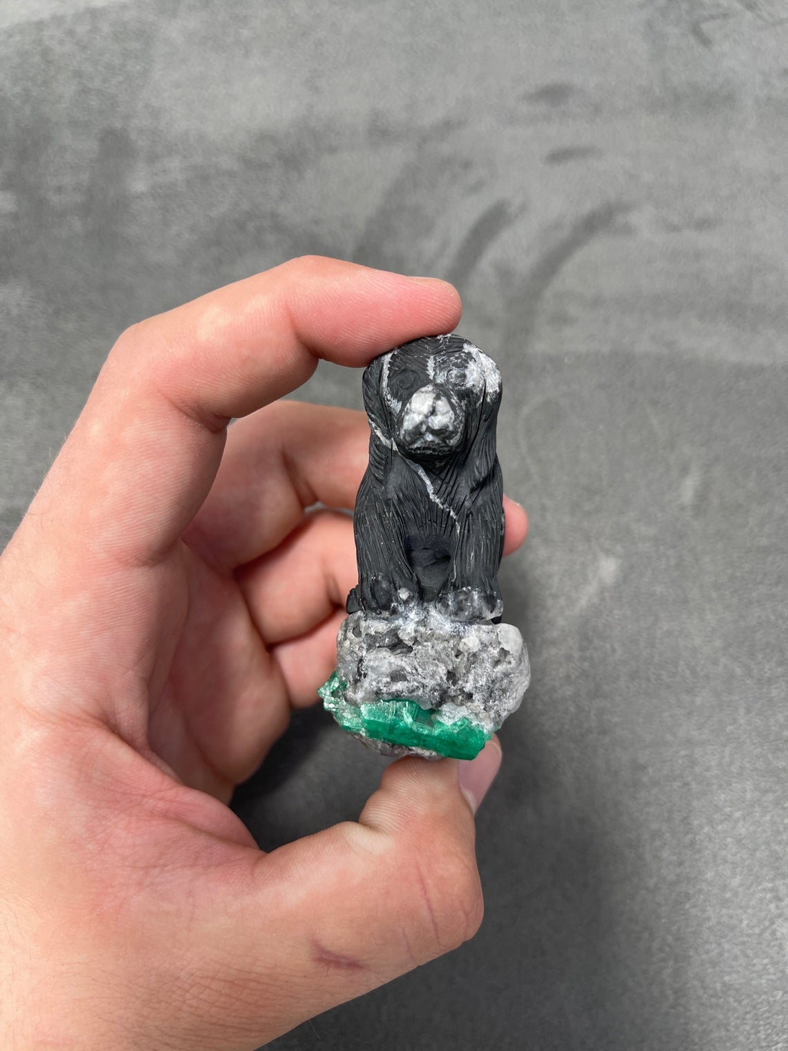 Natural Colombian Emerald Rough Crystal Dog Sculpture - Handcrafted Gemstone Figurine for Home Decor, Feng Shui, and Jewelry Making