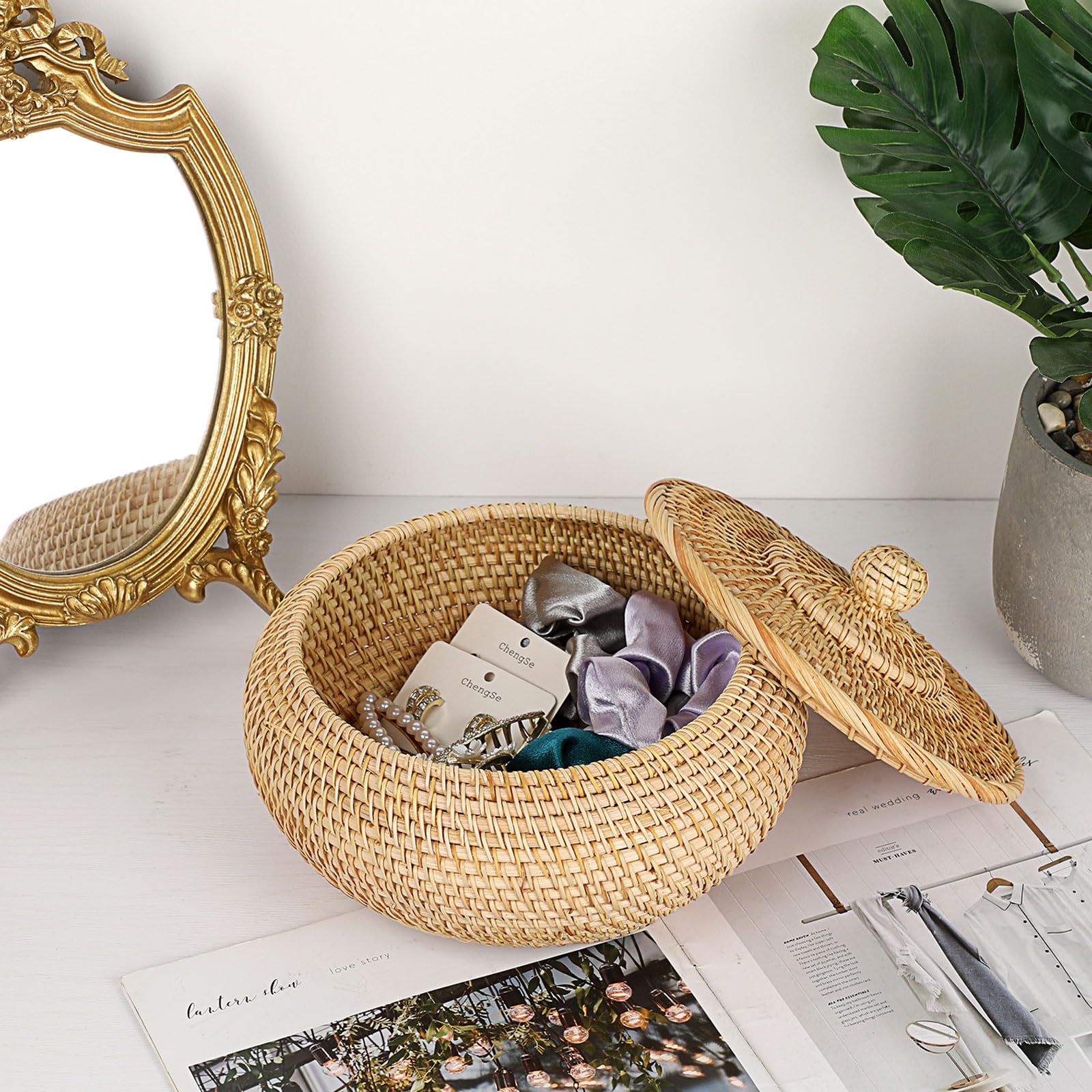 Hipiwe Round Rattan Basket with Lid - Handwoven Wicker Storage Bin for Picnic, Bread, Home & Bathroom Organization - Small Decorative Box for Shelves, Multi-Purpose Tray (Perfect for Farmhouse Decor, Gift Wrapping & Clutter Control)