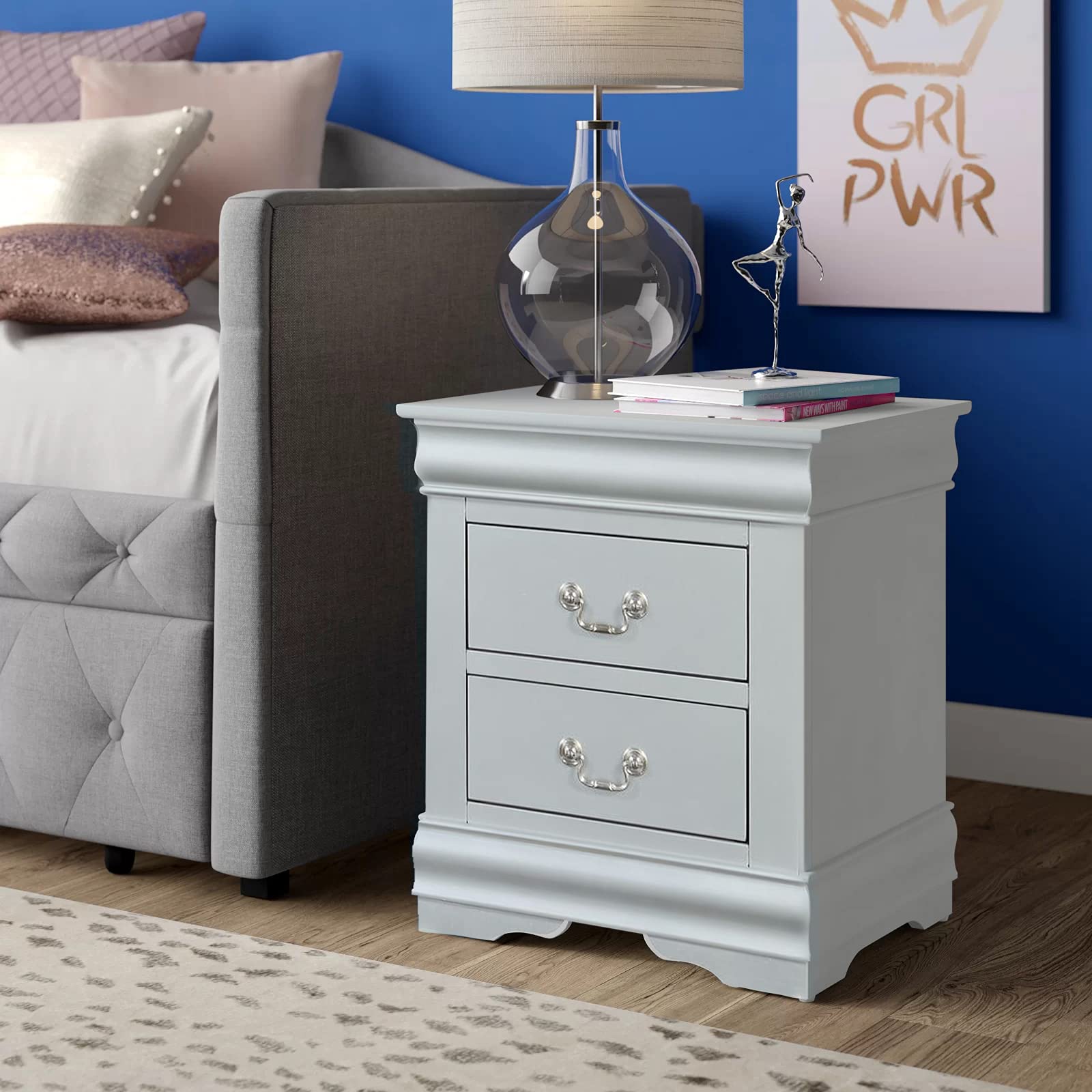 Vintage Mid-Century Modern Nightstand with 2 Drawers - Solid Wood Bedside Table with Antique Brass Handles for Bedroom, Living Room & Dorm - Fully Assembled Small End Table - Perfect for Reading Nook, Guest Room & Apartment Decor