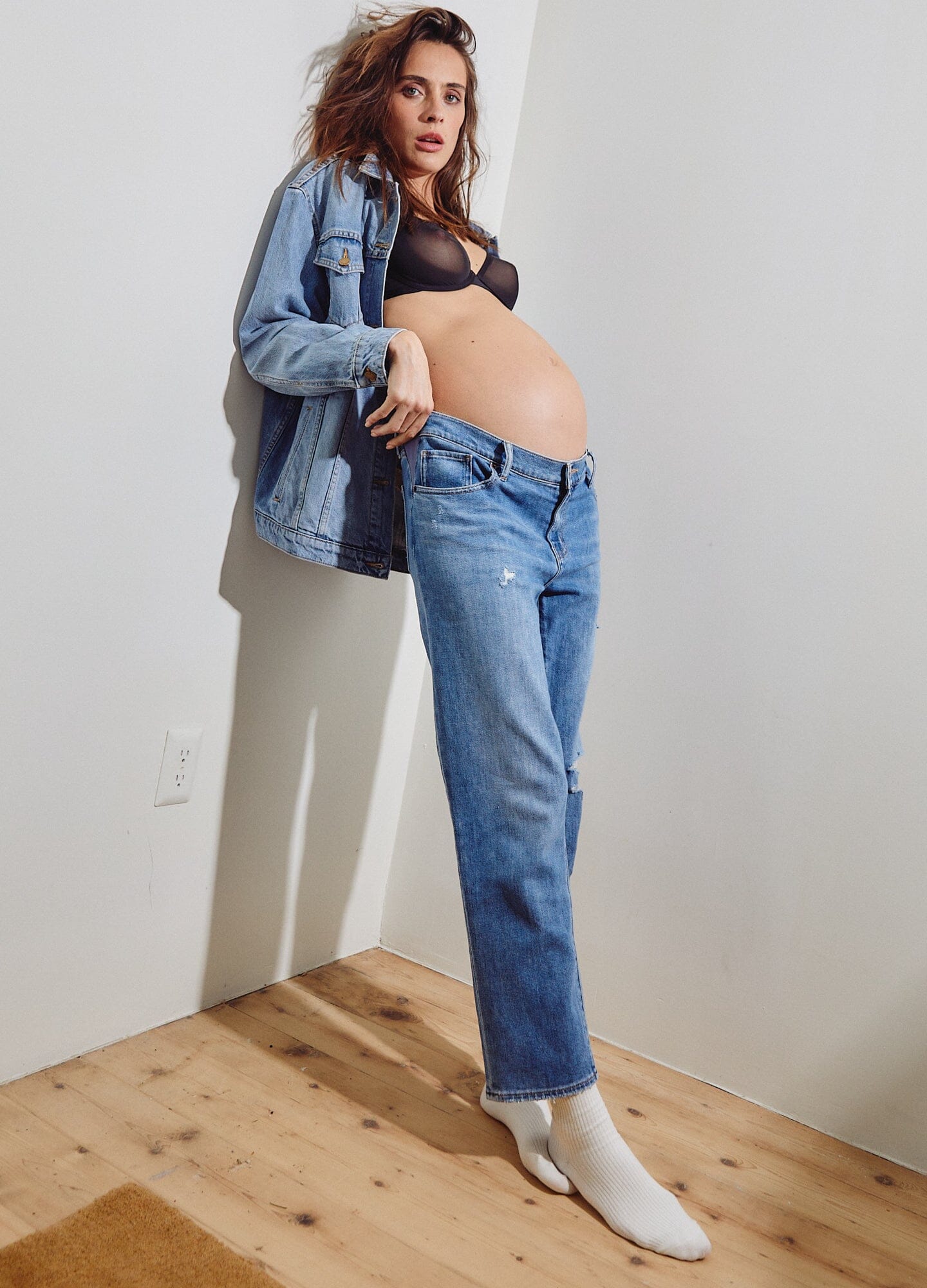 Best Stretch Maternity Jeans for Women - Comfortable Boyfriend Fit Pregnancy Denim Pants for Everyday Wear & Maternity Photos