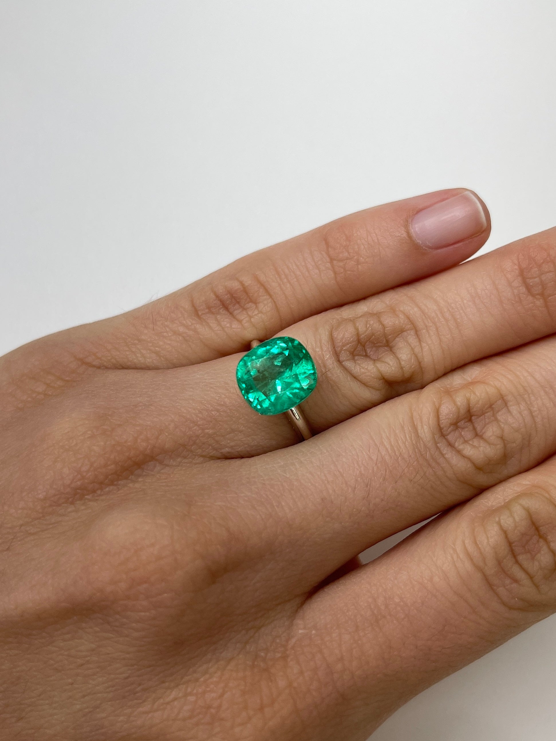 5.72 Carat Vivid Bluish Green Natural Colombian Emerald - 11.2x10mm Cushion Cut Loose Gemstone for Jewelry Making, Engagement Rings & Luxury Collections