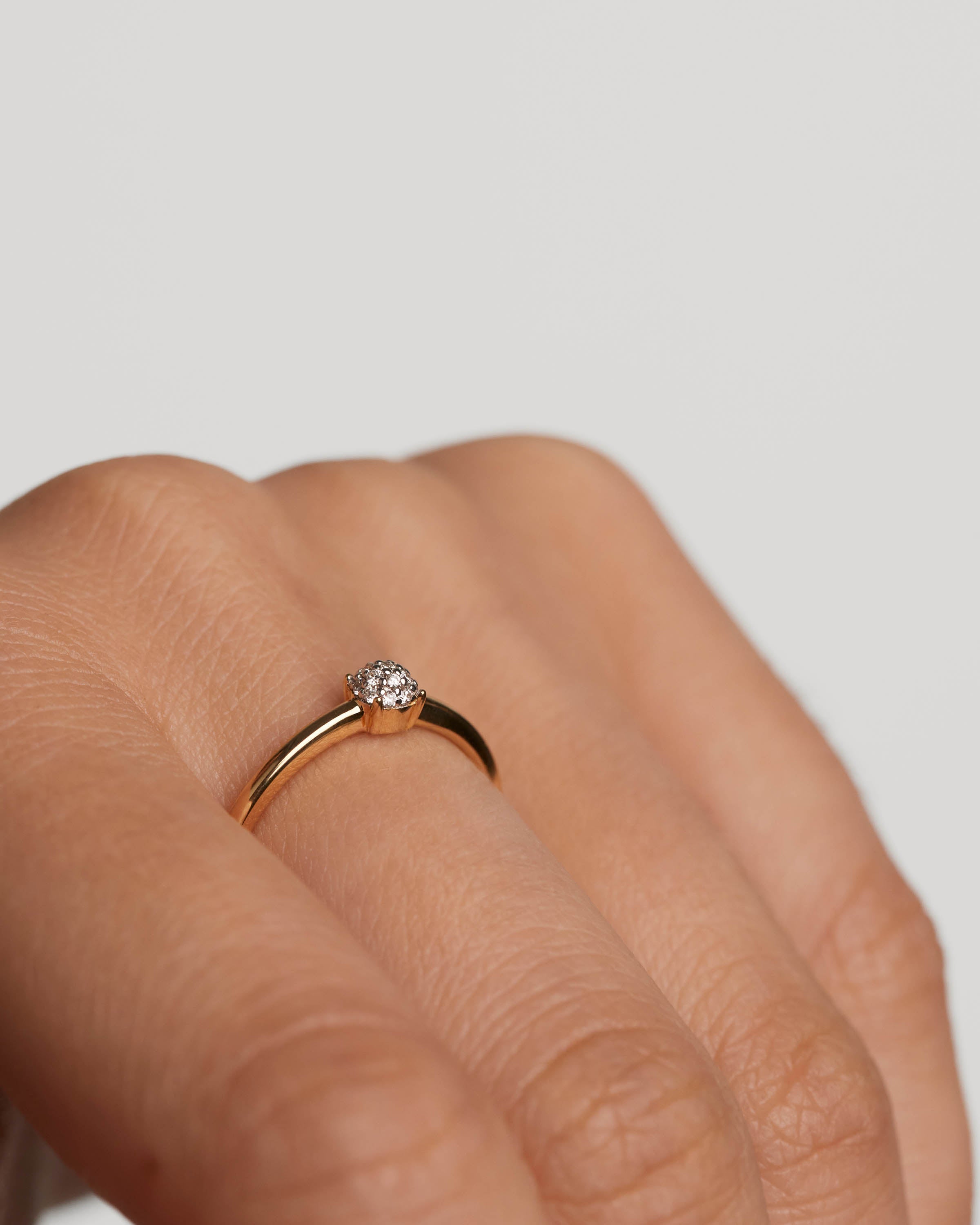 Exquisite Solitaire Diamond and Gold Ring for Women - Elegant Engagement, Wedding, or Anniversary Gift - Perfect for Special Occasions and Romantic Moments