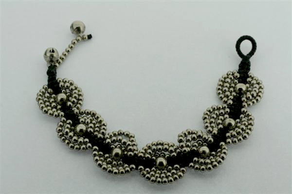 Elegant Beaded Flower Bracelet with Metallic Accents - Perfect for Weddings, Parties & Everyday Fashion Accessories