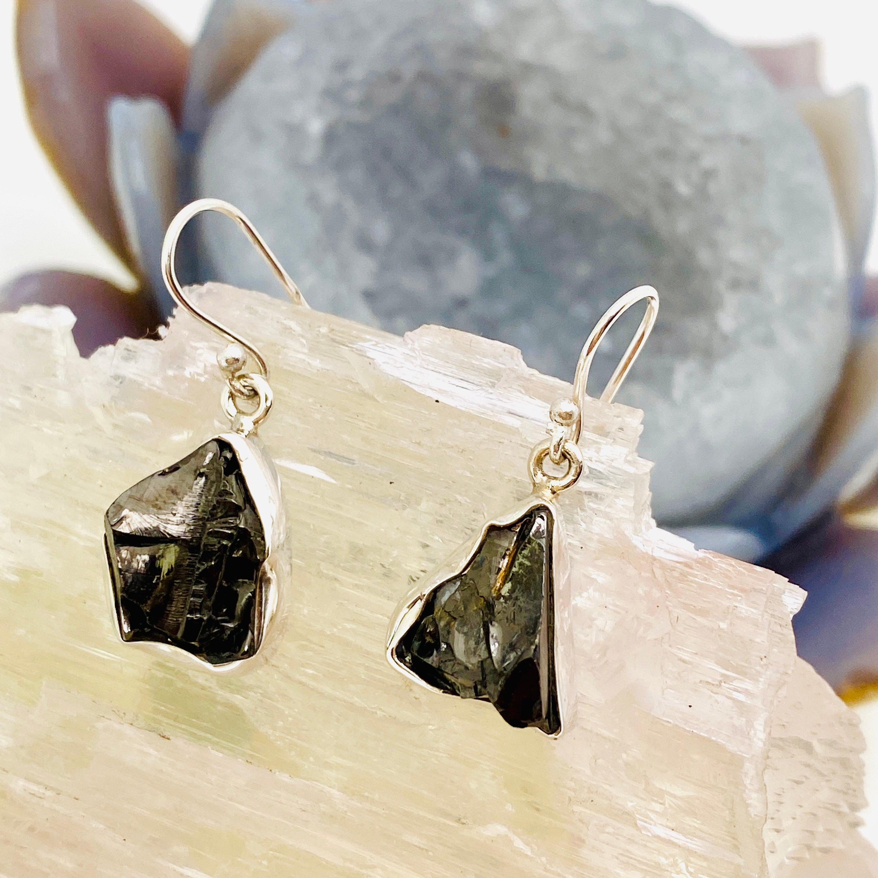 Shungite Raw Stone Earrings for Women – Natural Healing Crystal Jewelry for EMF Protection, Stress Relief & Positive Energy – Perfect for Meditation, Yoga & Daily Wear