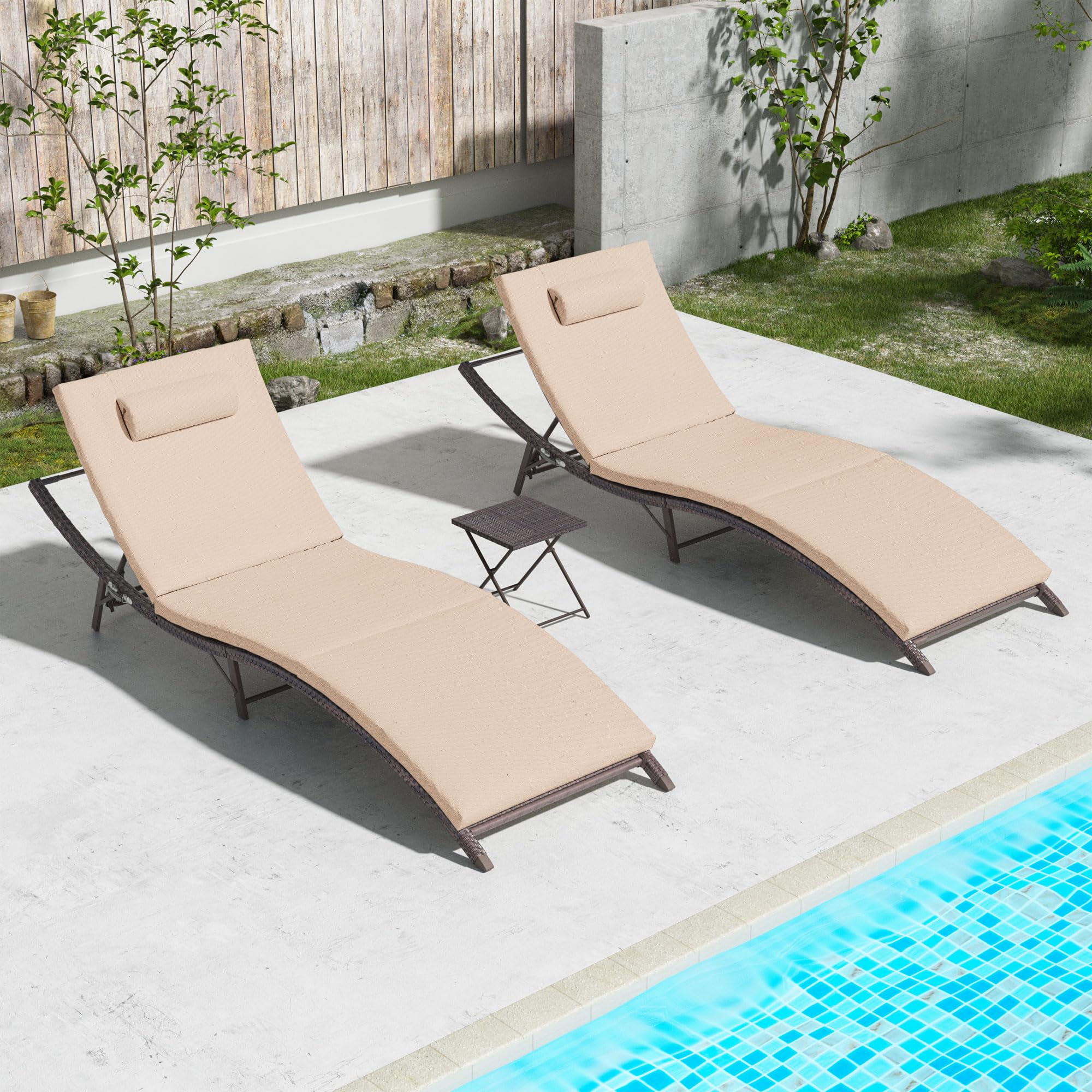 Kullavik 3-Piece Outdoor Chaise Lounge Set with Folding Pool Chairs & Rattan Table - Khaki Patio Furniture for Backyard, Poolside & Garden Relaxation