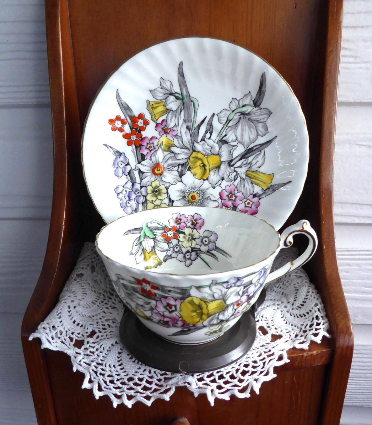 Vintage 1930s English Bone China Teacup and Saucer Set - Daffodil Narcissus Floral Design with Gold Enamel Accents - Perfect for Afternoon Tea, Collecting, and Victorian Style Home Decor