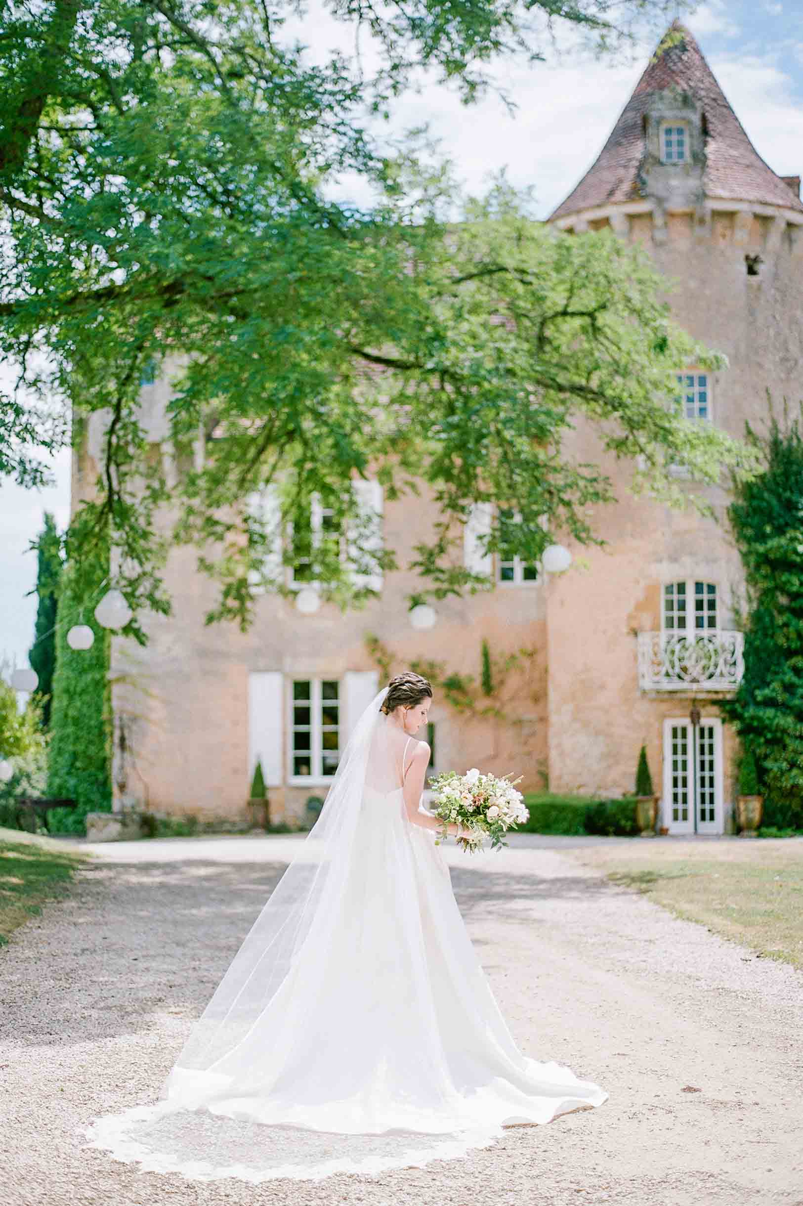Elegant Lush Alencon French Lace One Tier Wedding Veil - Perfect for Bridal Ceremonies & Romantic Photos