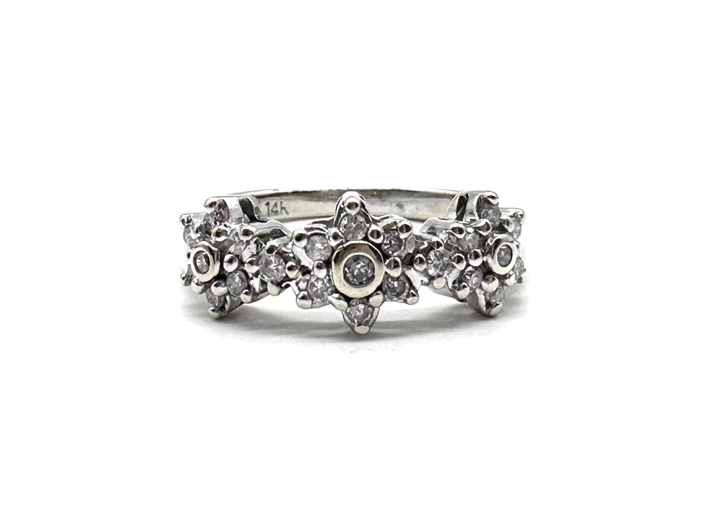 Exquisite Diamond Flower Ring for Women - Elegant Floral Engagement & Wedding Band - Perfect for Anniversaries, Proposals & Special Occasions