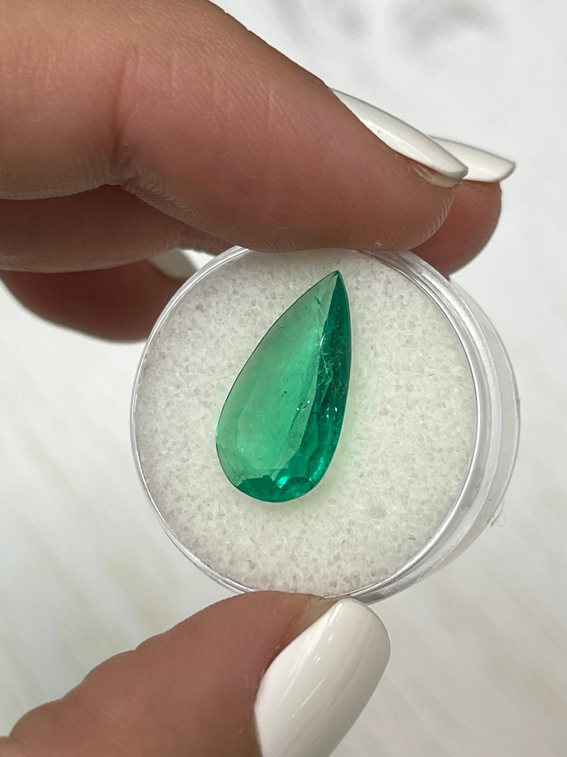 3.83 Carat Natural Colombian Emerald Pear Cut Loose Gemstone - 18x10mm Spready Green for Jewelry Making, Engagement Rings & Luxury Gifts