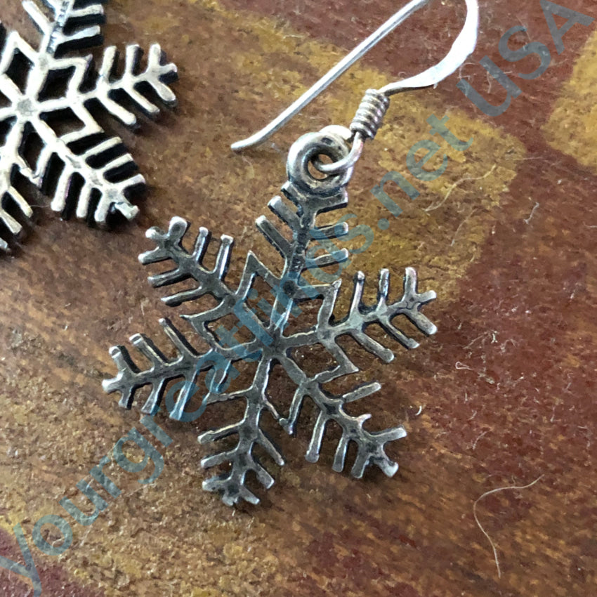 925 Sterling Silver Snowflake Pierced Earrings for Women - Elegant Winter Jewelry Gift for Christmas, Parties & Special Occasions