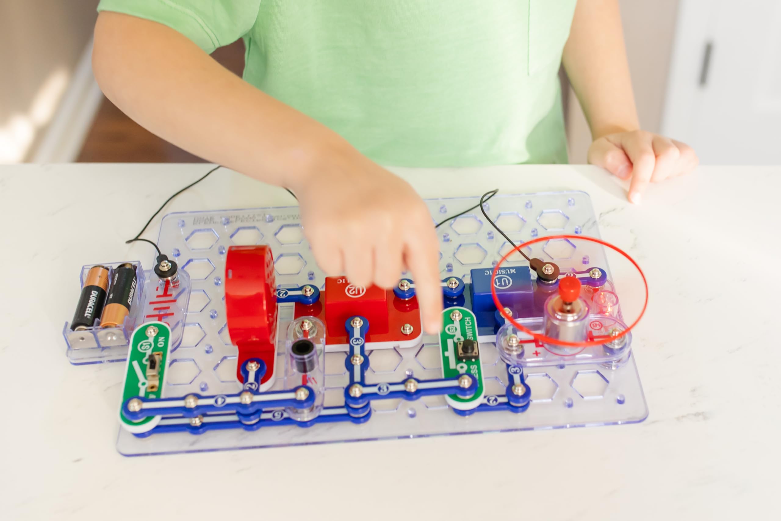 Snap Circuits Extreme SC-750 Electronics Exploration Kit - 750+ STEM Projects with Full Color Manual, 80+ Parts for Kids Ages 8+ | Learn Circuits, Science & Engineering for School & Home Experiments