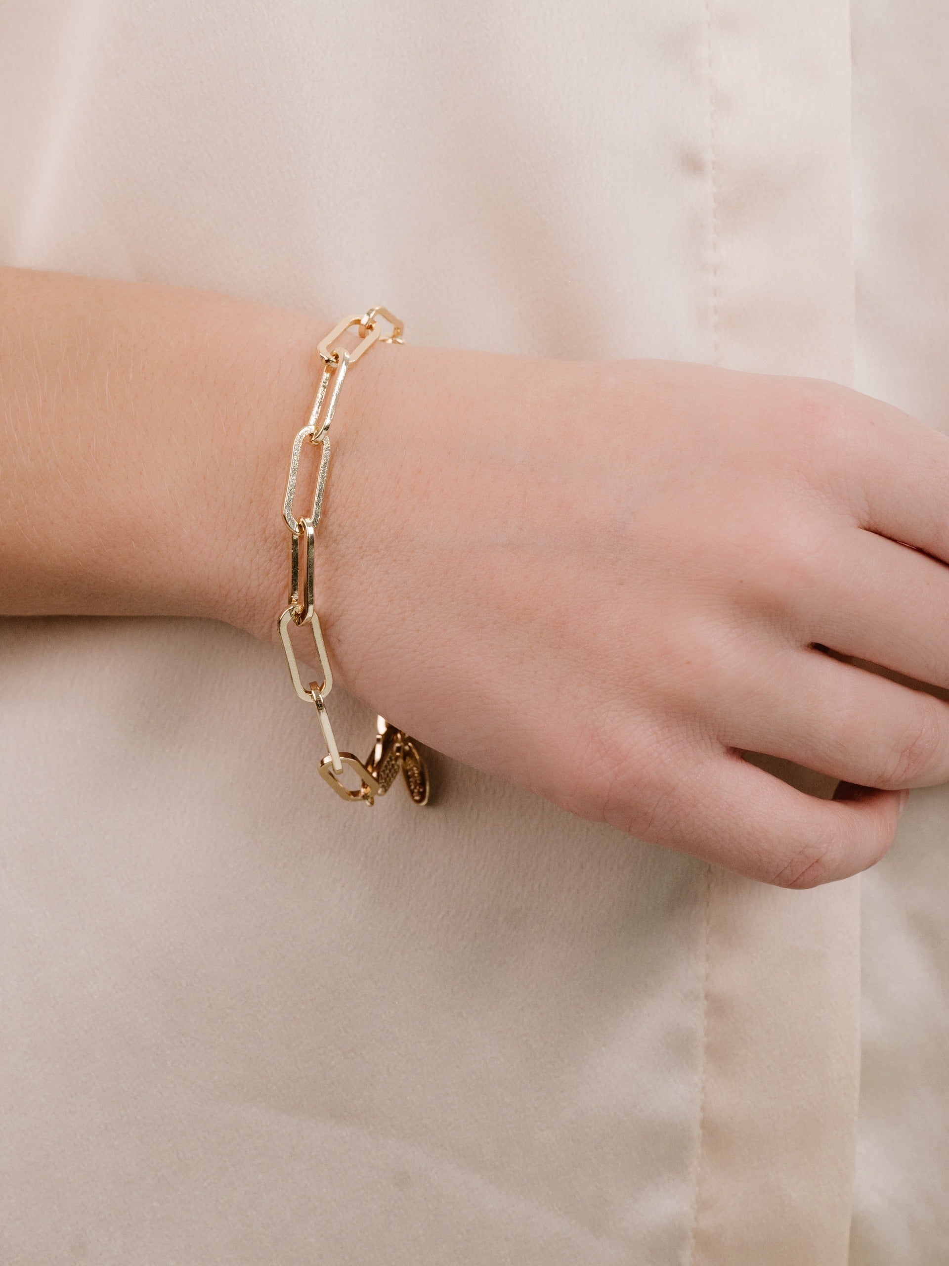 Stylish Interlinked Chain Bracelet for Women - Trendy Layered Jewelry for Everyday Wear & Special Occasions