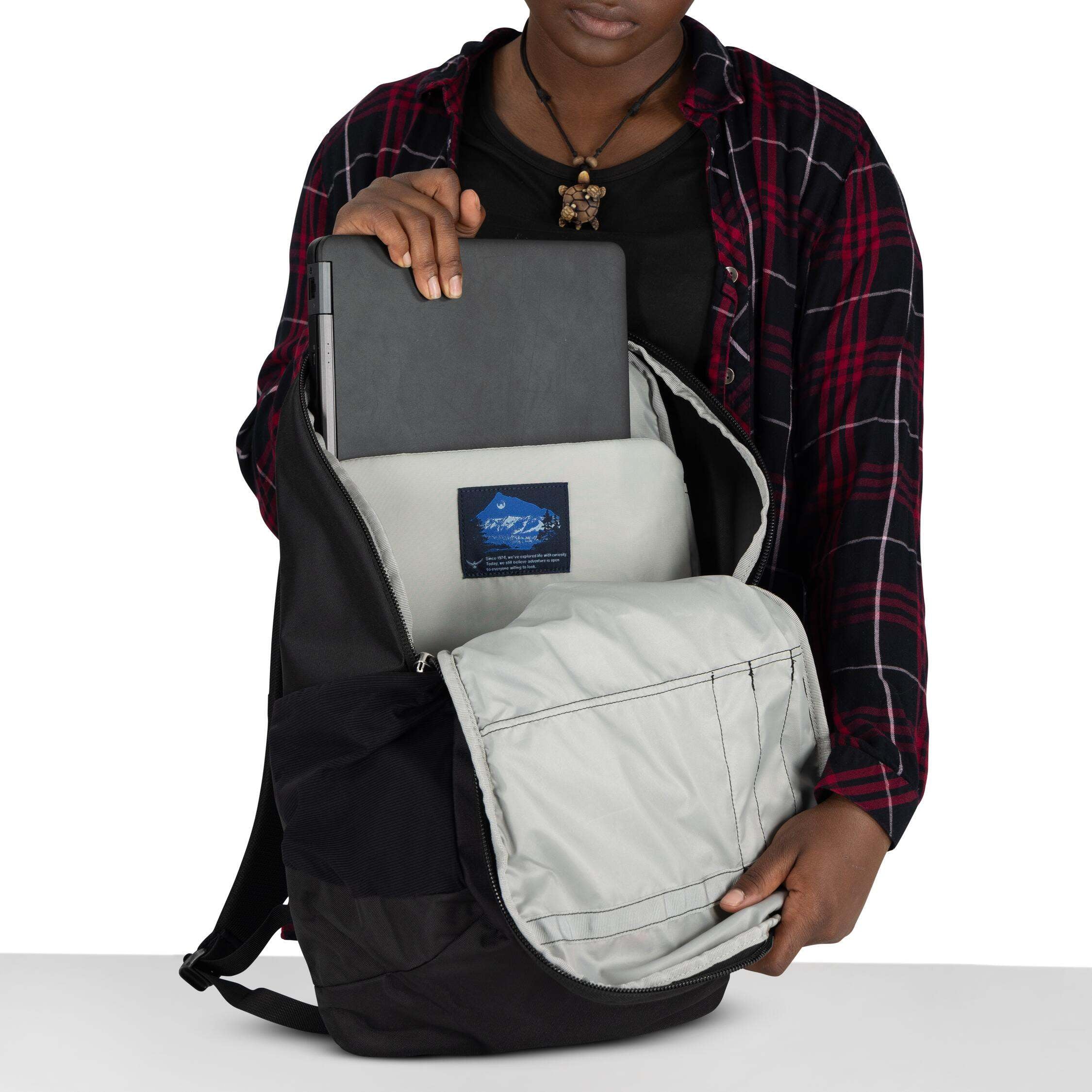 Osprey Astronova Backpack - Lightweight Hiking & Travel Daypack for Men & Women - Perfect for Outdoor Adventures, Camping & Daily Commute