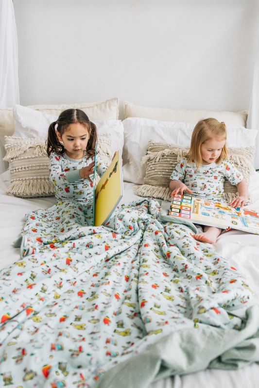 Richard Scarry's Busyworld™ Lowly Worm Quilted Oversized Blanket - Soft Cozy Throw for Kids & Adults - Perfect for Bedtime, Reading Nook, and Family Movie Nights