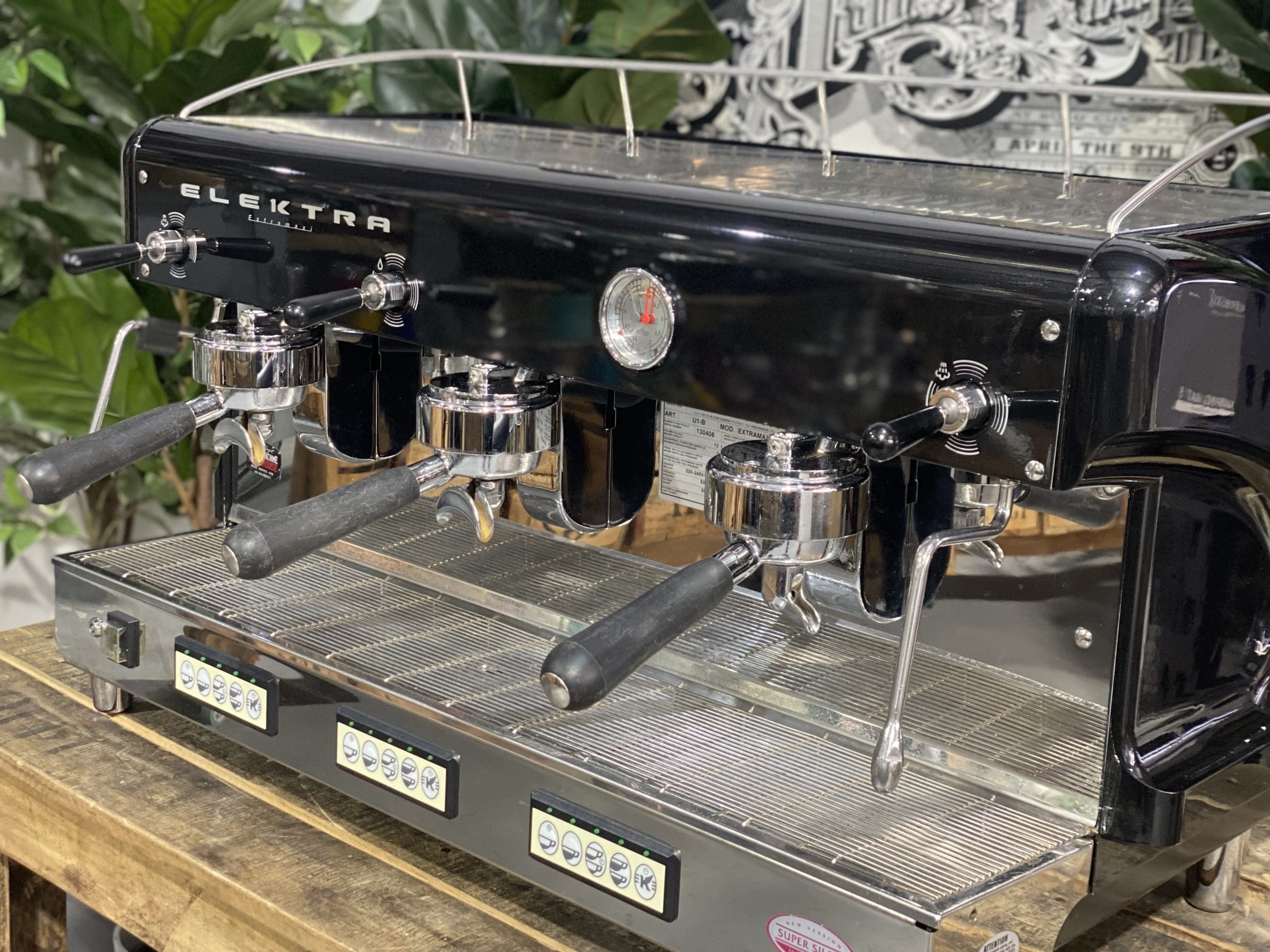 Elektra Maxi 3 Group Commercial Espresso Machine - Black | Professional Coffee Maker for Cafes, Restaurants & Coffee Shops | Perfect for High-Volume Brewing & Latte Art