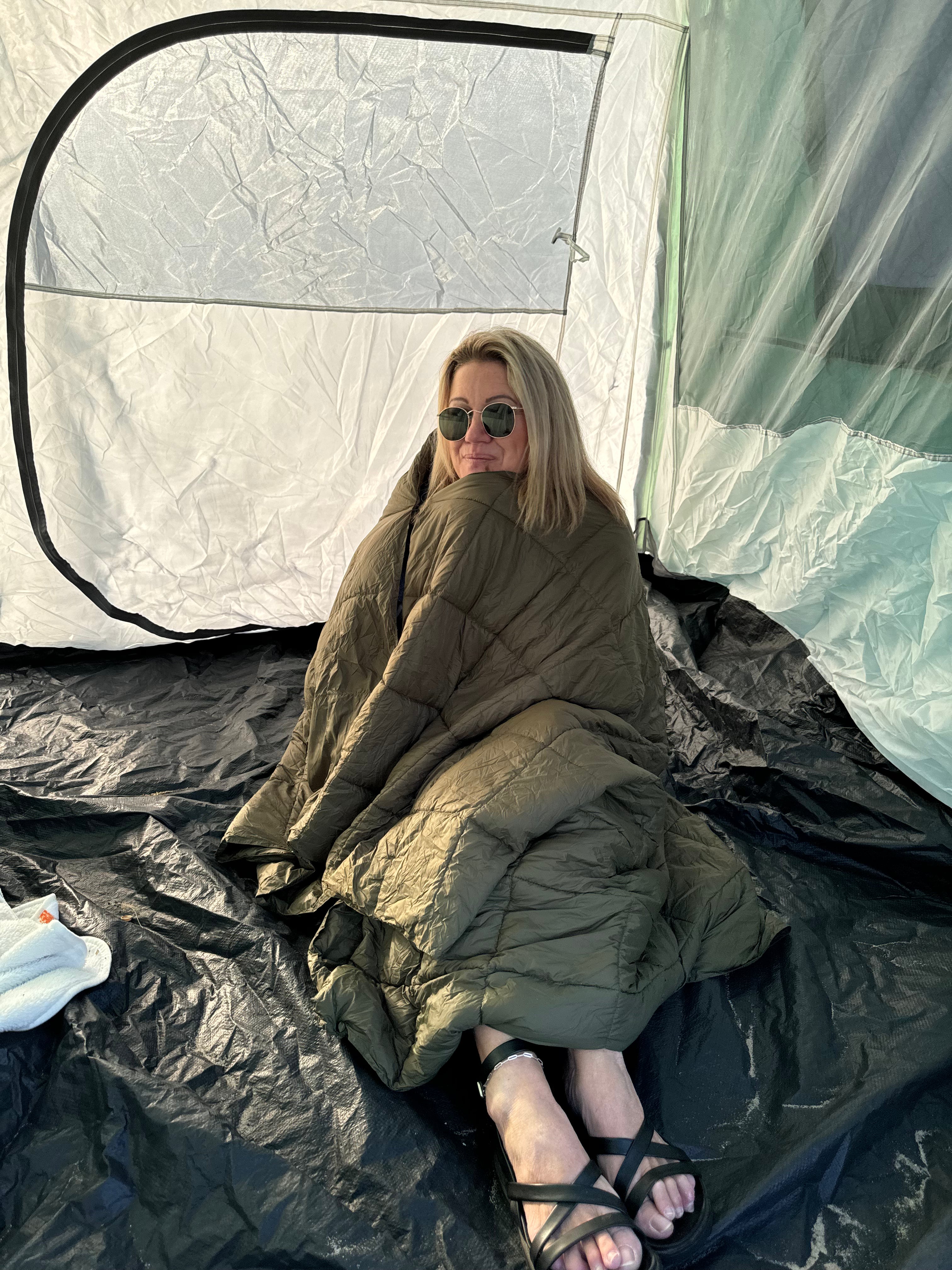 Puffy Camping Blanket - Ultra Soft & Warm Outdoor Blanket for Hiking, Picnics & Travel - Lightweight & Water Resistant - Perfect for Camping, Beach & Backyard - Green