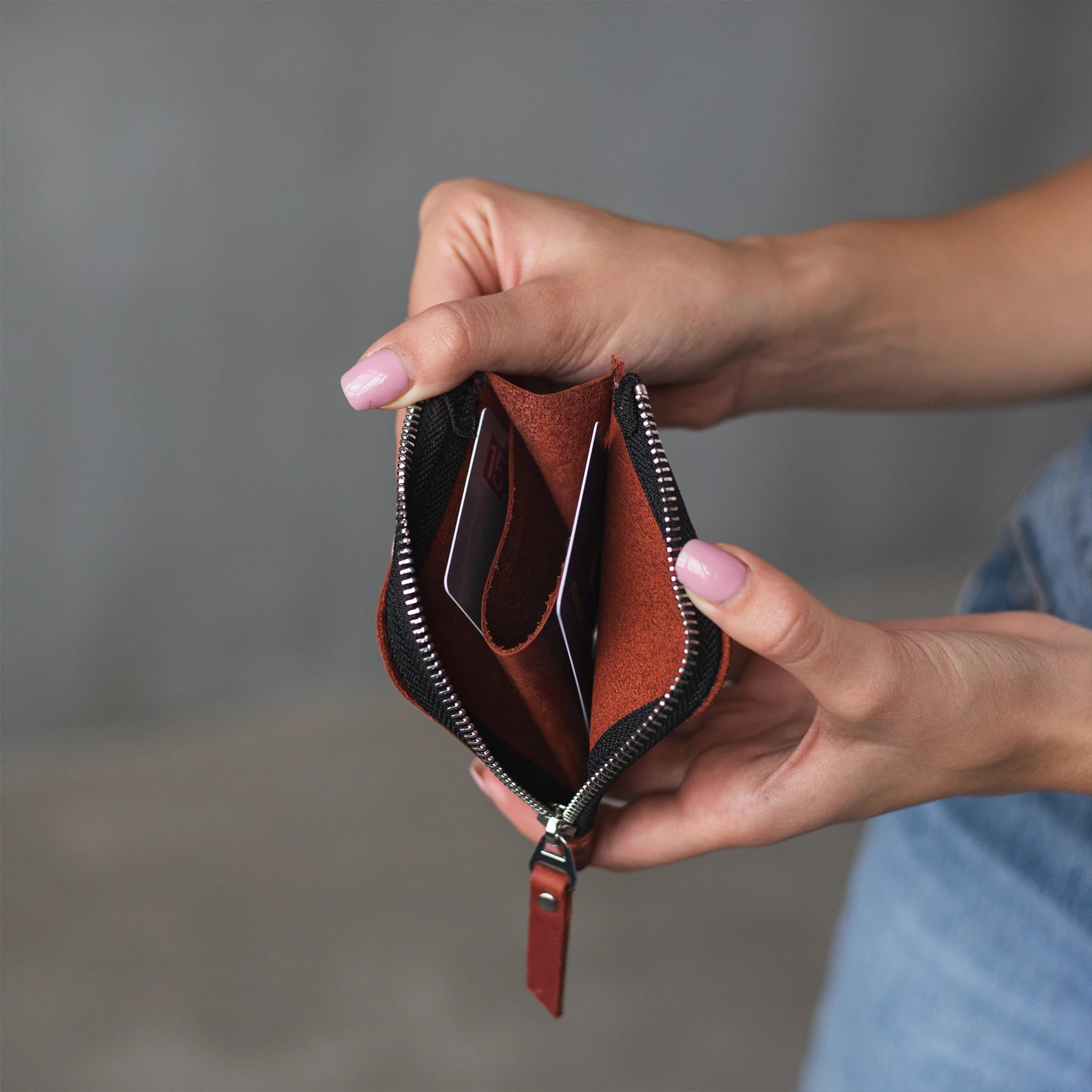 Premium Zippered Wallet for Men & Women - Slim RFID Blocking Leather Bifold Wallet with Multiple Card Slots & ID Window - Perfect for Travel, Business & Everyday Use
