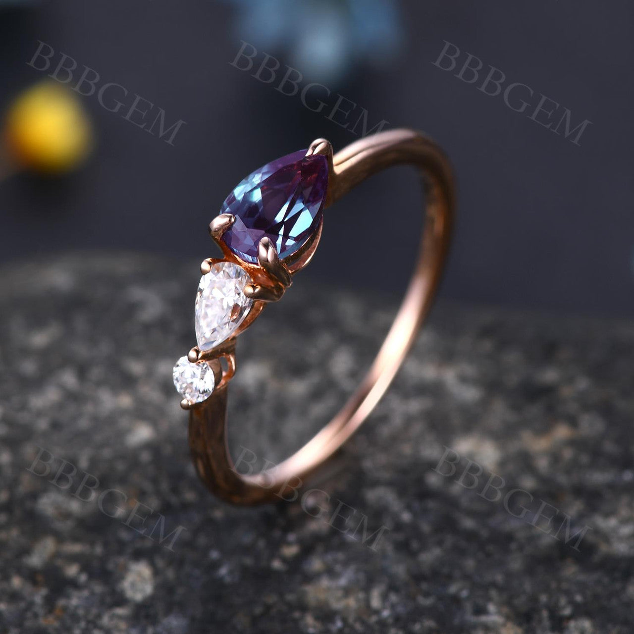 Exquisite Alexandrite & Moissanite Three-Stone Engagement Ring in Rose Gold – Perfect for Proposals, Anniversaries, and Special Occasions