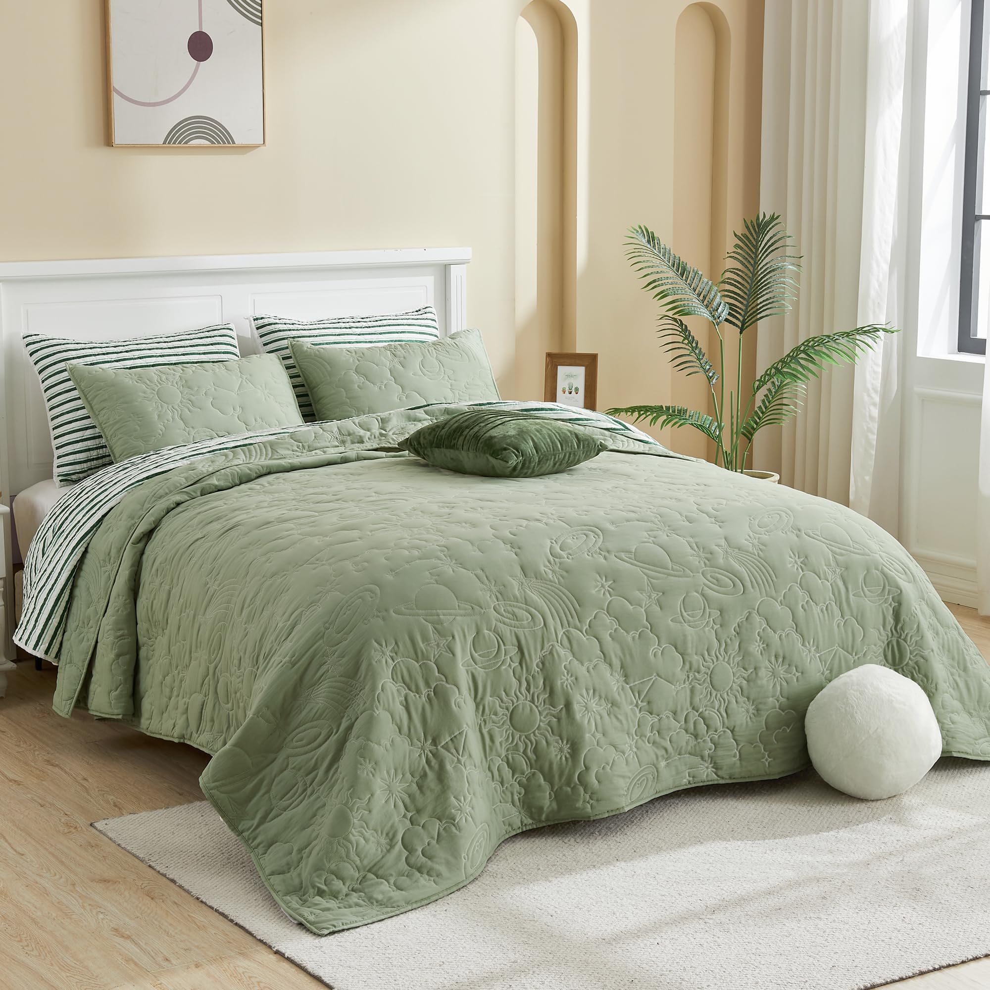 SHALALA NEW YORK Sage Green Quilt Bedding Set Queen Size - Lightweight Summer Quilt with Reversible Celestial Stitching & Pillow Shams | All-Season Bedspread Coverlet for Master Bedroom, Guest Room & Dorm Decor