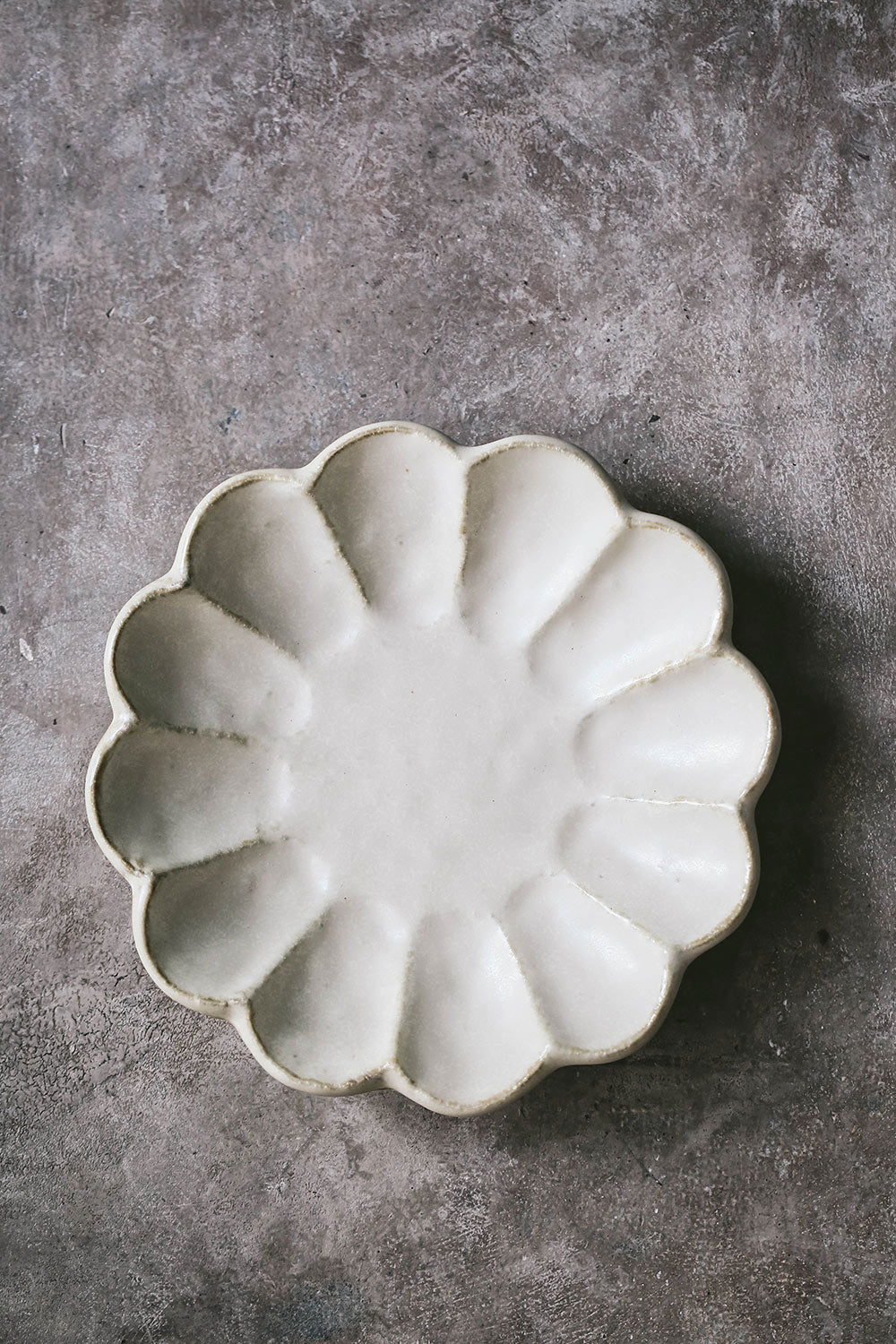 Elegant Ceramic Petal Plate Set - Decorative Floral Dinner Plates for Home, Restaurant & Party Use - Perfect for Serving Appetizers, Desserts & Special Occasions